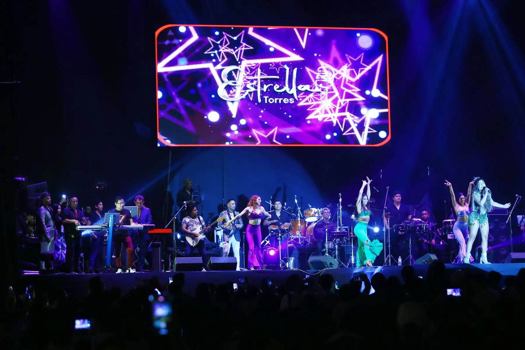 La Municipalidad Distrital de Miraflores y la Casa de la Cumbia realizan el gran estelar del Festival de la Felicidad con la participación de artistas como: Pedro Suárez Vértiz La Banda, Estrella Torres, We The Lion y Mar de Copas. El evento se realizó en la playa Los Delfines de Miraflores.
Foto: ANDINA/ Eddy Ramos