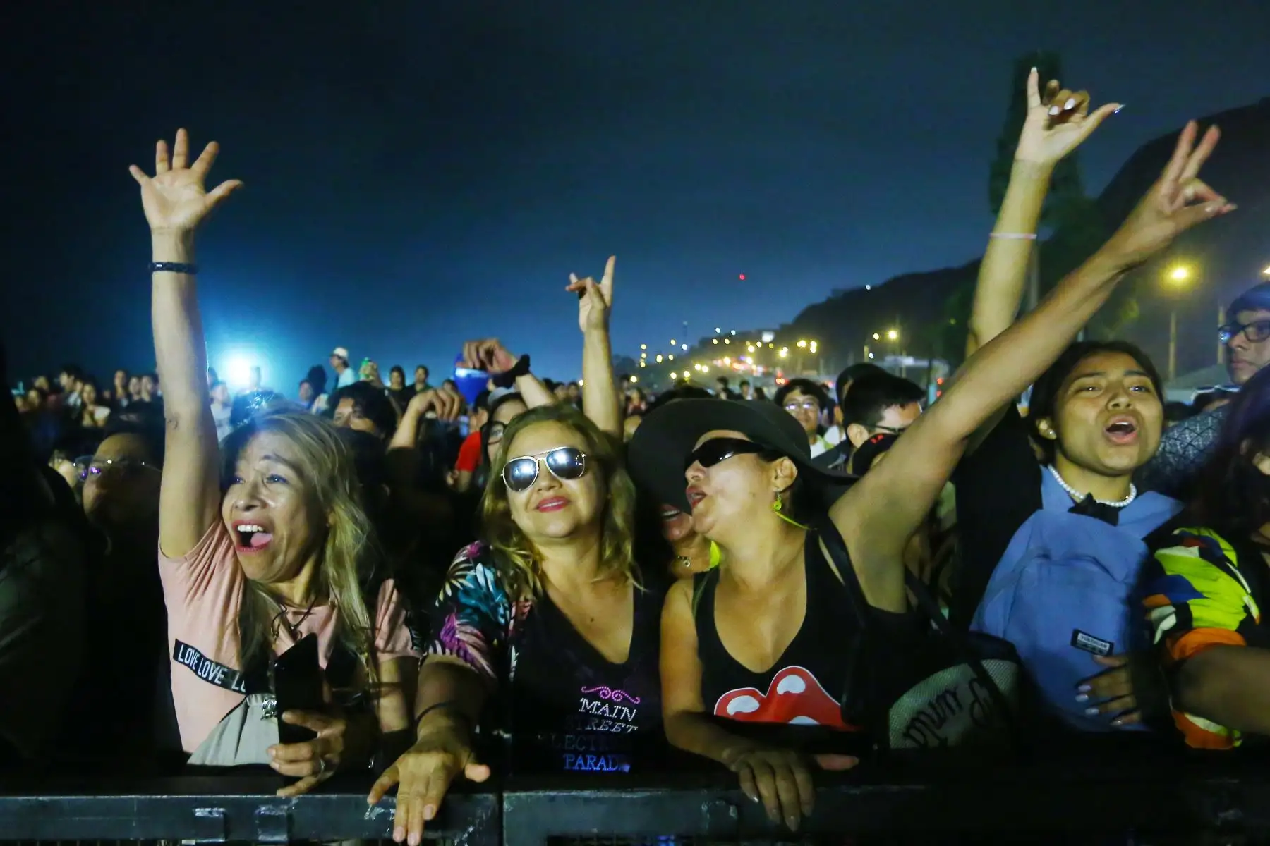La Municipalidad Distrital de Miraflores y la Casa de la Cumbia realizan el gran estelar del Festival de la Felicidad con la participación de artistas como: Pedro Suárez Vértiz La Banda, Estrella Torres, We The Lion y Mar de Copas. El evento se realizó en la playa Los Delfines de Miraflores.
Foto: ANDINA/ Eddy Ramos