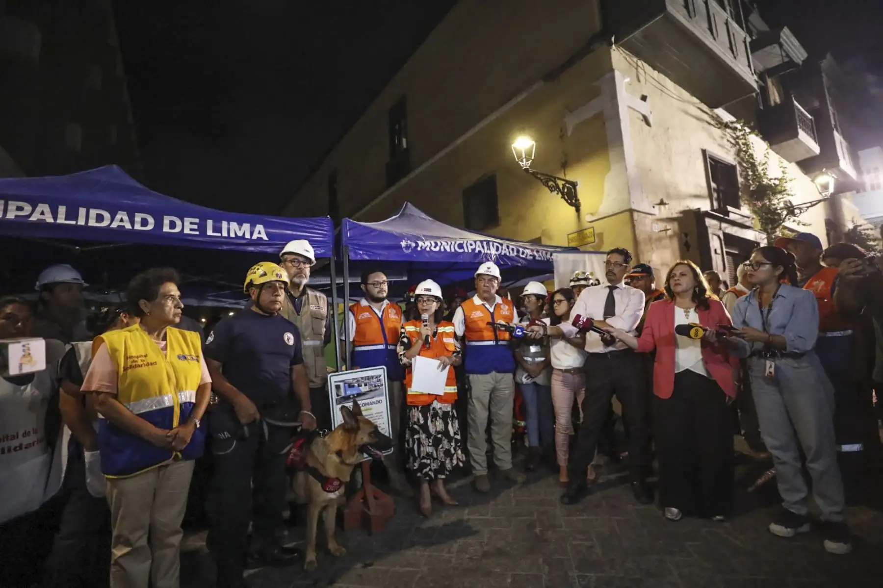 La ministra de Cultura, Leslie Urteaga, participó esta noche del Simulacro Multipeligro, que se desarrolló en conjunto con la Gerencia de Gestión del Riesgo de Desastres de la Municipalidad de Lima, en el Centro Histórico de Lima, en las cuadras 1, 2, 3 y 4 del Jirón Conde de Superunda.
Foto: ANDINA/Mincul