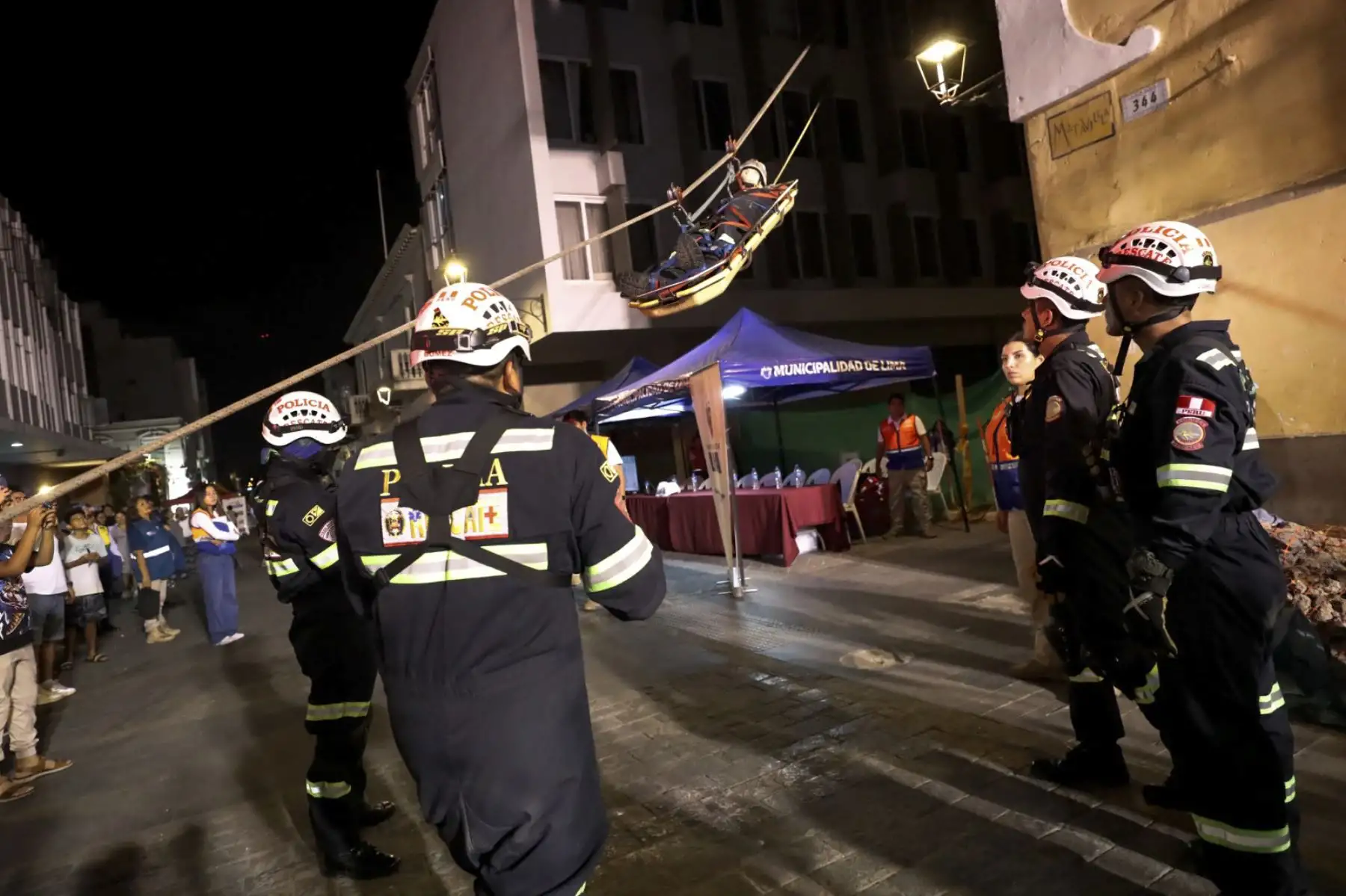El objetivo principal de esta actividad fue sensibilizar y promover la cultura de prevención y preparación en la población que reside en las casonas de estos sectores, ubicados en Zona Monumental.
Foto: ANDINA/Mincul