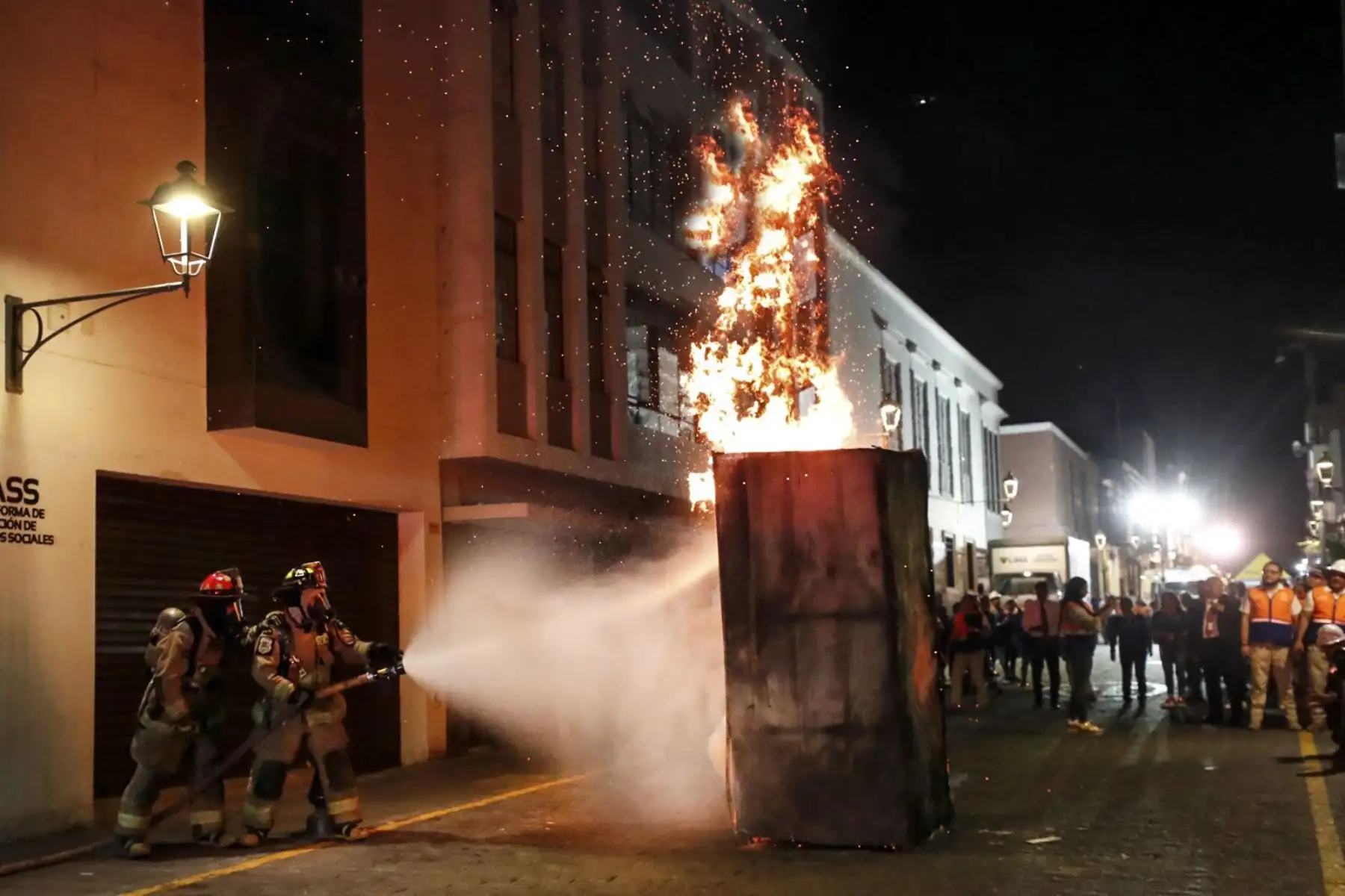 La ministra de Cultura, Leslie Urteaga, participó esta noche del Simulacro Multipeligro, que se desarrolló en conjunto con la Gerencia de Gestión del Riesgo de Desastres de la Municipalidad de Lima, en el Centro Histórico de Lima, en las cuadras 1, 2, 3 y 4 del Jirón Conde de Superunda.
Foto: ANDINA/Mincul