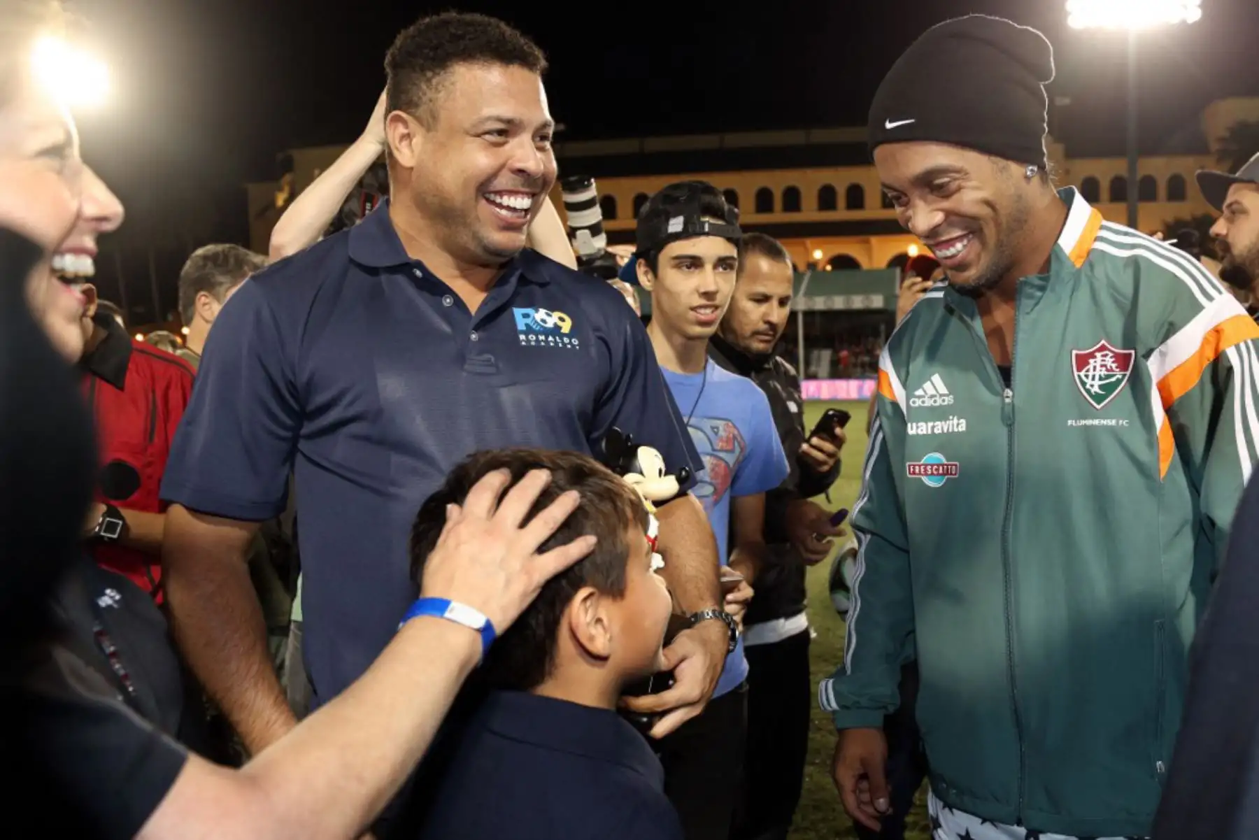 Las ex estrellas de la Copa Mundial Brasileña Ronaldo Nazario y Ronaldinho Gaucho, durante la ceremonia de inicio del juego de Estrellas de la Copa Florida en el ESPN Wide World of Sports Complex en Orlando, Florida. Foto: AFP
