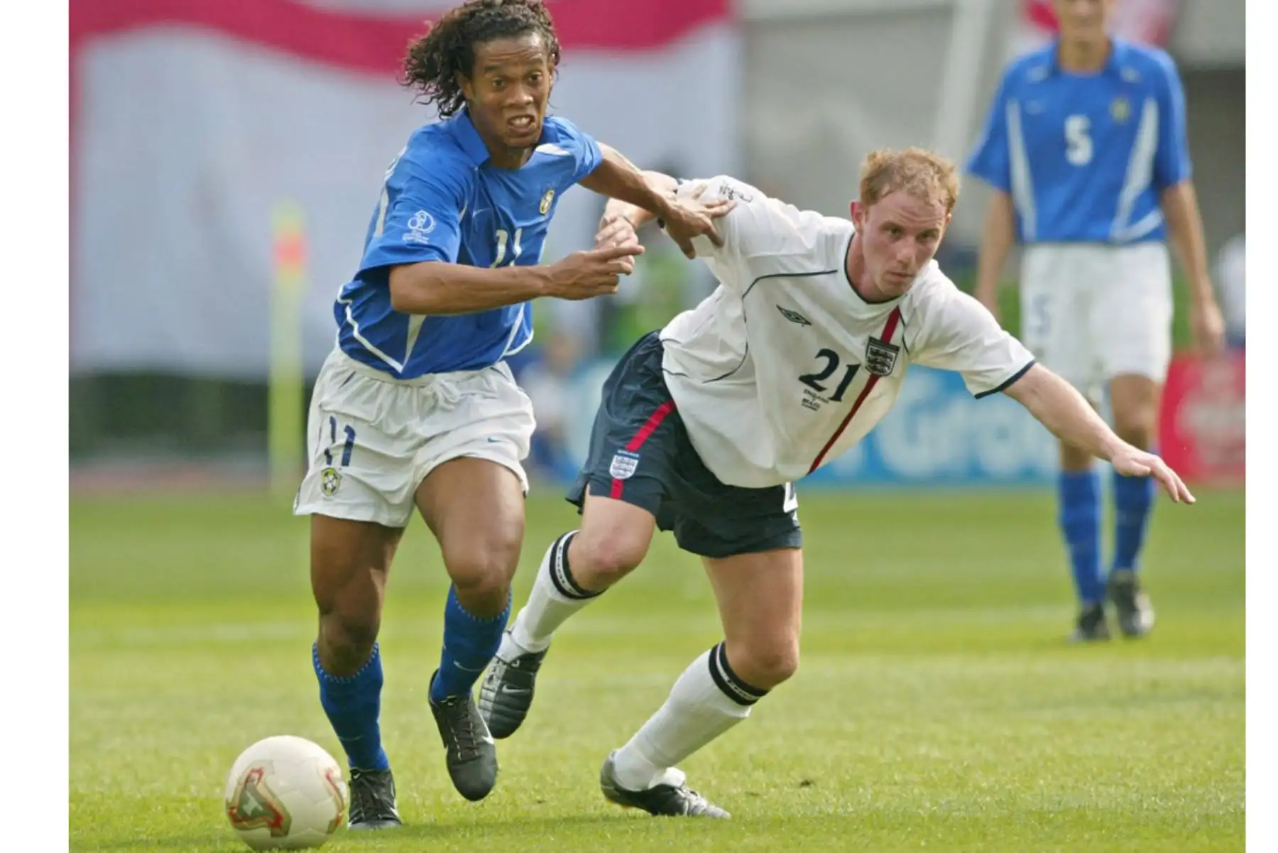 El centrocampista brasileño Ronaldinho, corre con el balón mientras el centrocampista inglés Nicky Butt intenta driblarlo durante el partido de cuartos de final entre Inglaterra y Brasil de la Copa Mundial de Fútbol FIFA 2002. Foto: AFP