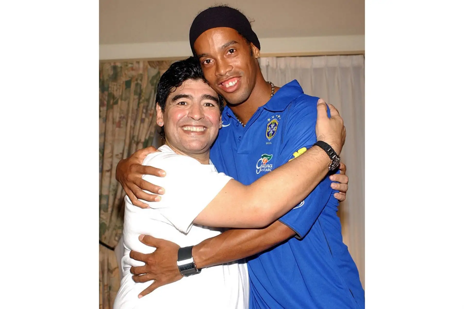 El ex futbolista argentino Diego Maradona, posa con el brasileño Ronaldinho en Buenos Aires a finales del 6 de junio de 2005. La selección brasileña de fútbol se enfrentará a Argentina en un partido de clasificación para la Copa Mundial de la FIFA Alemania 2006, el próximo 8 de junio. Foto: AFP