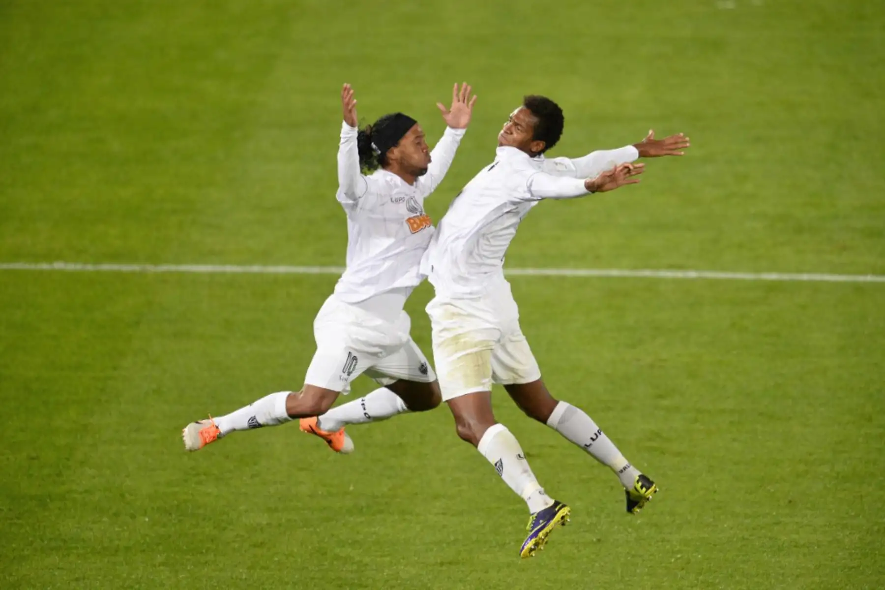 El delantero del Atlético Mineiro de Brasil, Ronaldinho, celebra con su compañero de equipo, el delantero brasileño Jo, después de marcar un gol durante su partido de semifinales de fútbol contra el Raja Casablanca de Marruecos, como parte de la Copa Mundial de Clubes de la FIFA 2013, en la ciudad marroquí de Marrakech, en diciembre.  Foto: AFP