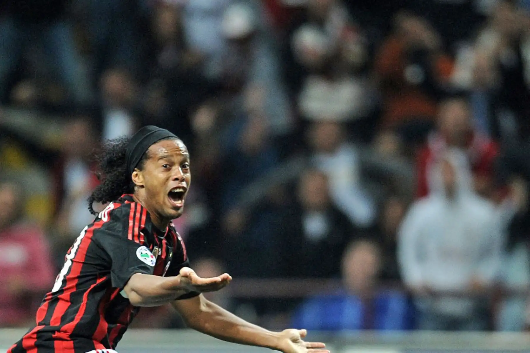 Ronaldinho del AC Milan se alegra tras anotar contra el Inter de Milán durante su partido de fútbol de la Serie A en el estadio de San Siro de Milán el 28 de septiembre de 2008. Foto: AFP