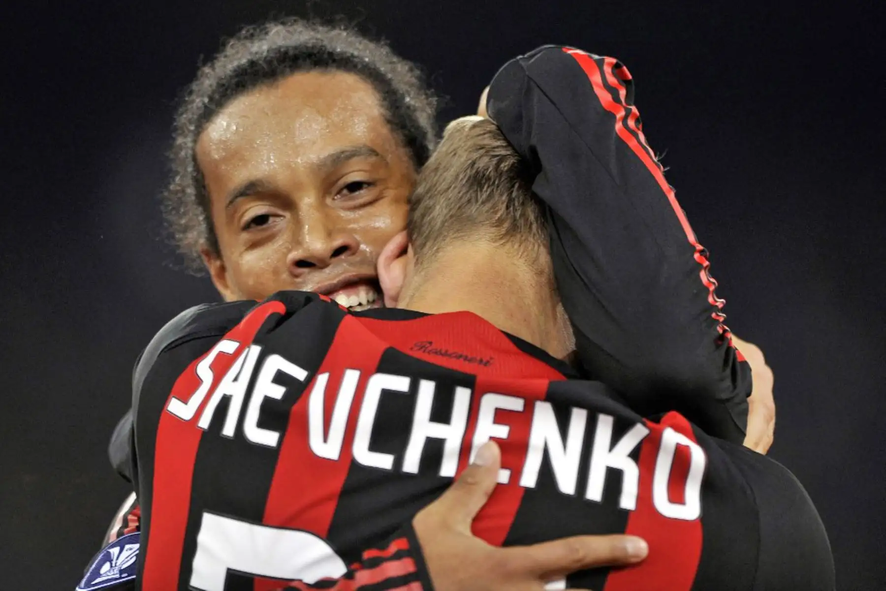 Ronaldinho del AC Milan felicita a su compañero Andrei Shevchenko, quien marcó el primer gol durante el partido de vuelta de la primera ronda de la Copa de la UEFA contra el FC Zurich el 2 de octubre de 2008 en Zurich. Foto: AFP