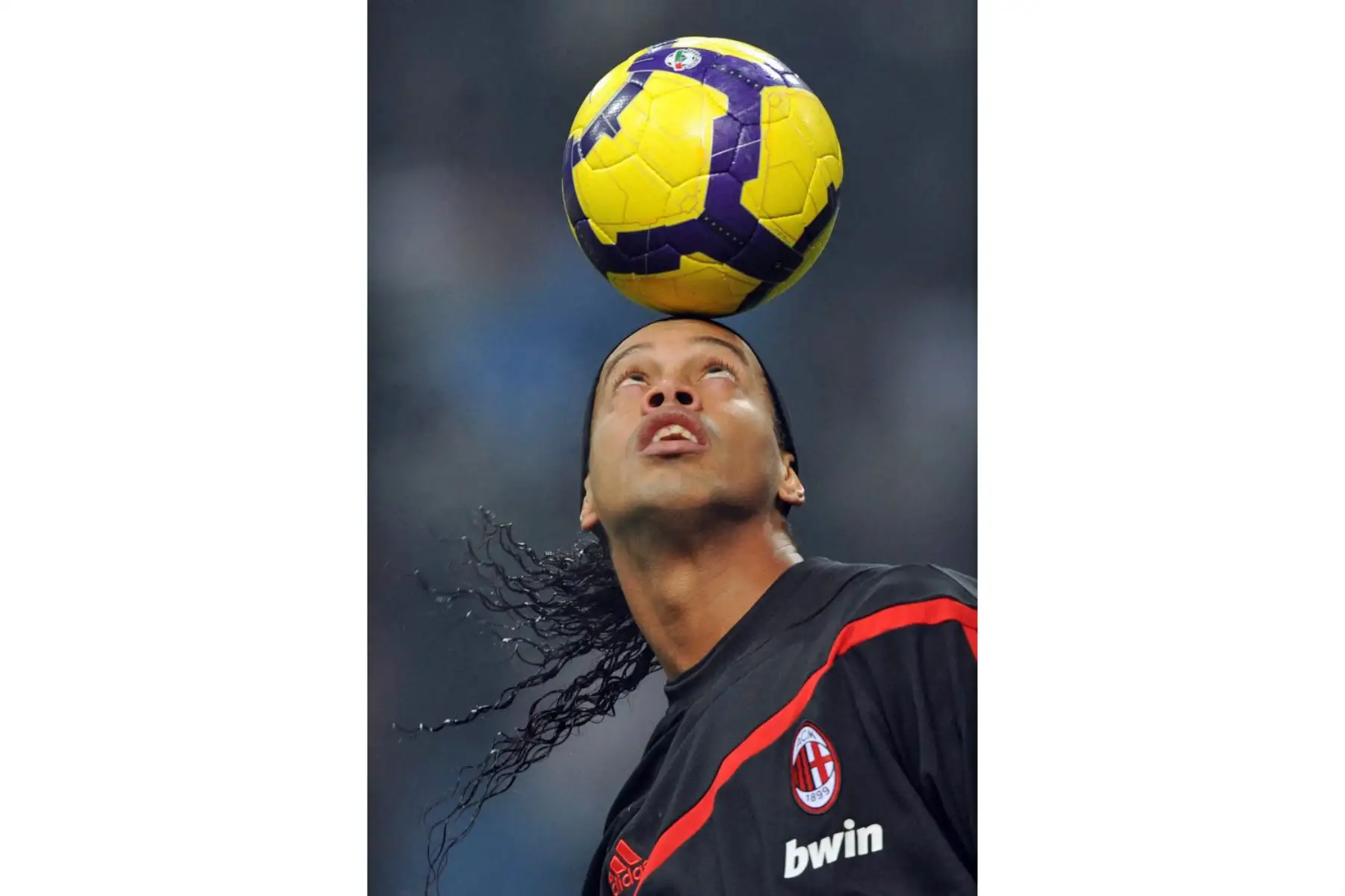 El delantero brasileño del A.C. Milan Ronaldinho controla el balón antes del partido de fútbol de la Serie A entre el Inter de Milán y el AC Milan en el estadio de San Siro de Milán el 24 de enero de 2010. Foto. AFP