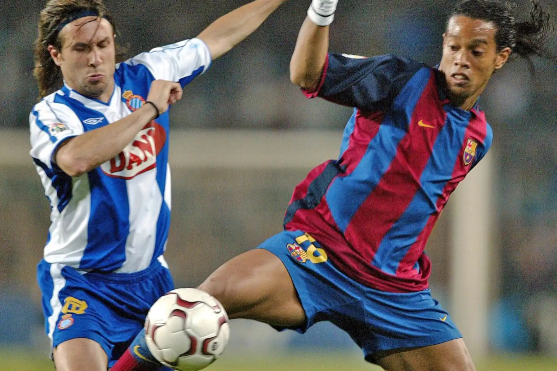 El brasileño Ronaldinho del FC Barcelona lucha por el balón con Alex Fernández del RCD Español durante su partido de fútbol de la Liga española en el estadio Camp Nou de Barcelona. Foto: AFP