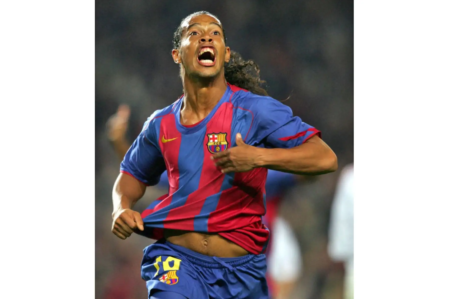 El brasileño Ronaldinho del FC Barcelona celebra tras marcar el segundo gol contra el AC Milan durante el partido de la Liga de Campeones en el estadio del Camp Nou de Barcelona, ​​el 02 de noviembre de 2004. El FC Barcelona ganó 2-1. Foto: AFP