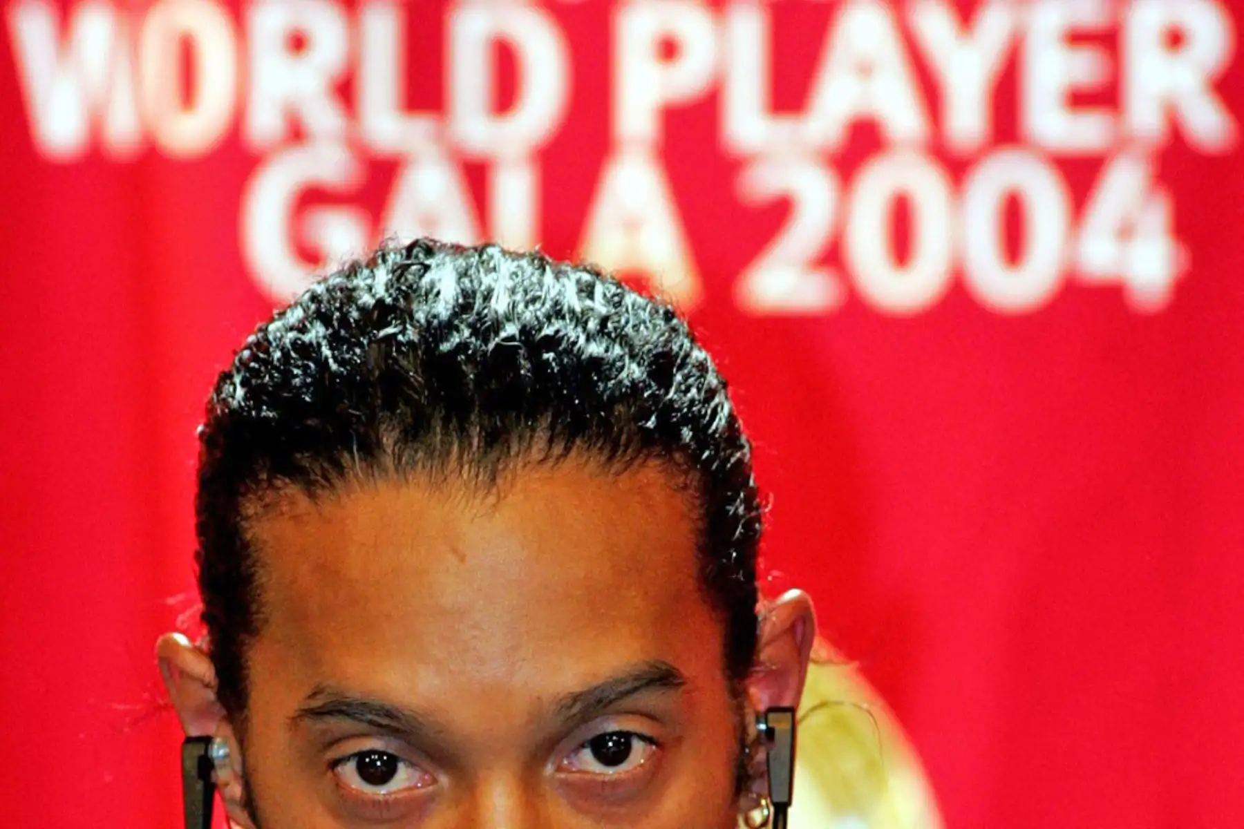 El centrocampista brasileño del Barcelona Ronaldinho,  asiste a una conferencia de prensa el 20 de diciembre de 2004 antes de la Gala del Jugador Mundial del Centenario de la FIFA 2004, en Zurich. Foto: AFP