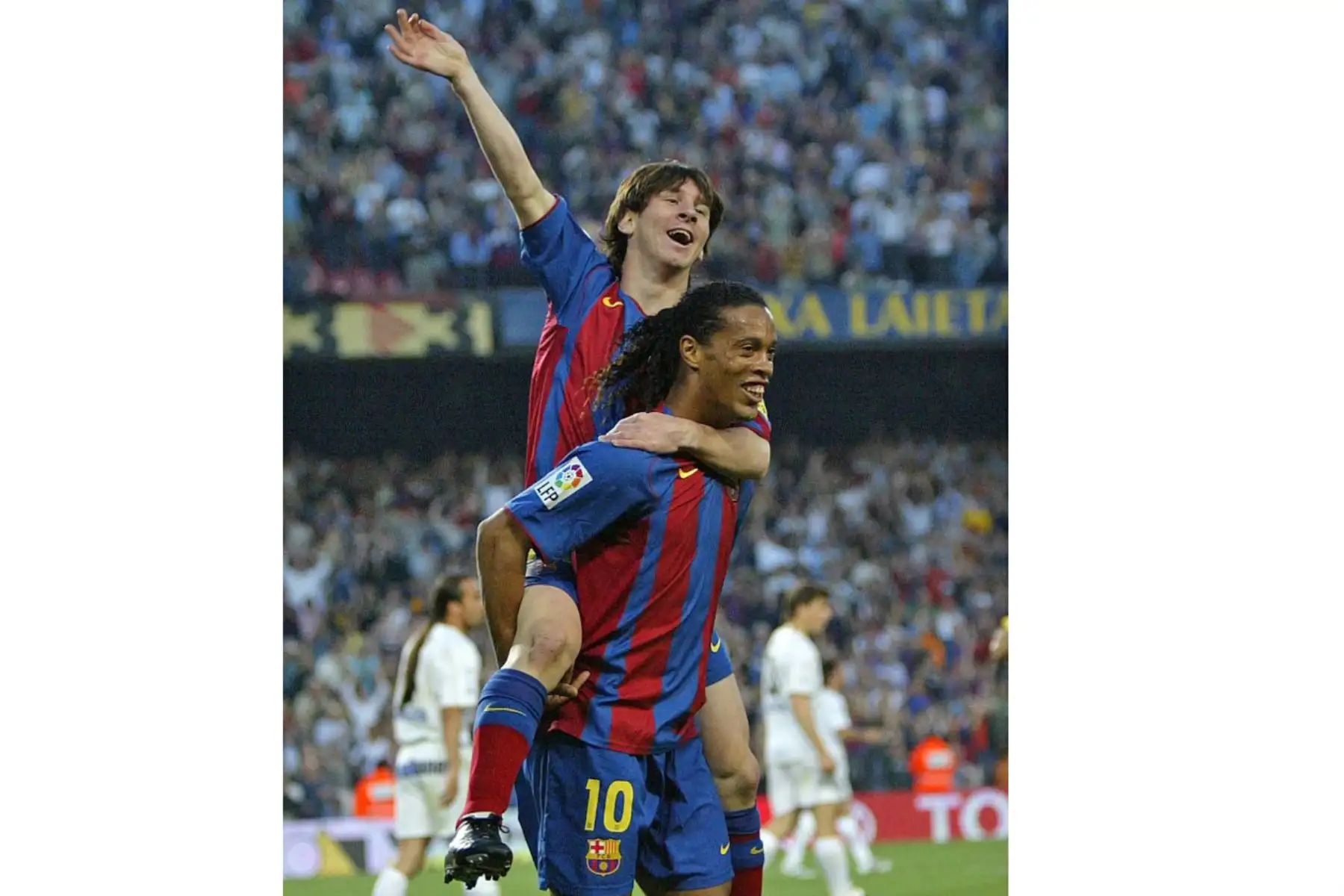 El argentino Messi del FC Barcelona y el brasileño Ronaldinho celebran su segundo gol contra el Albacete durante su partido de fútbol de la Liga española en el estadio del Camp Nou de Barcelona, ​​el 01 de mayo de 2005. Foto: AFP
