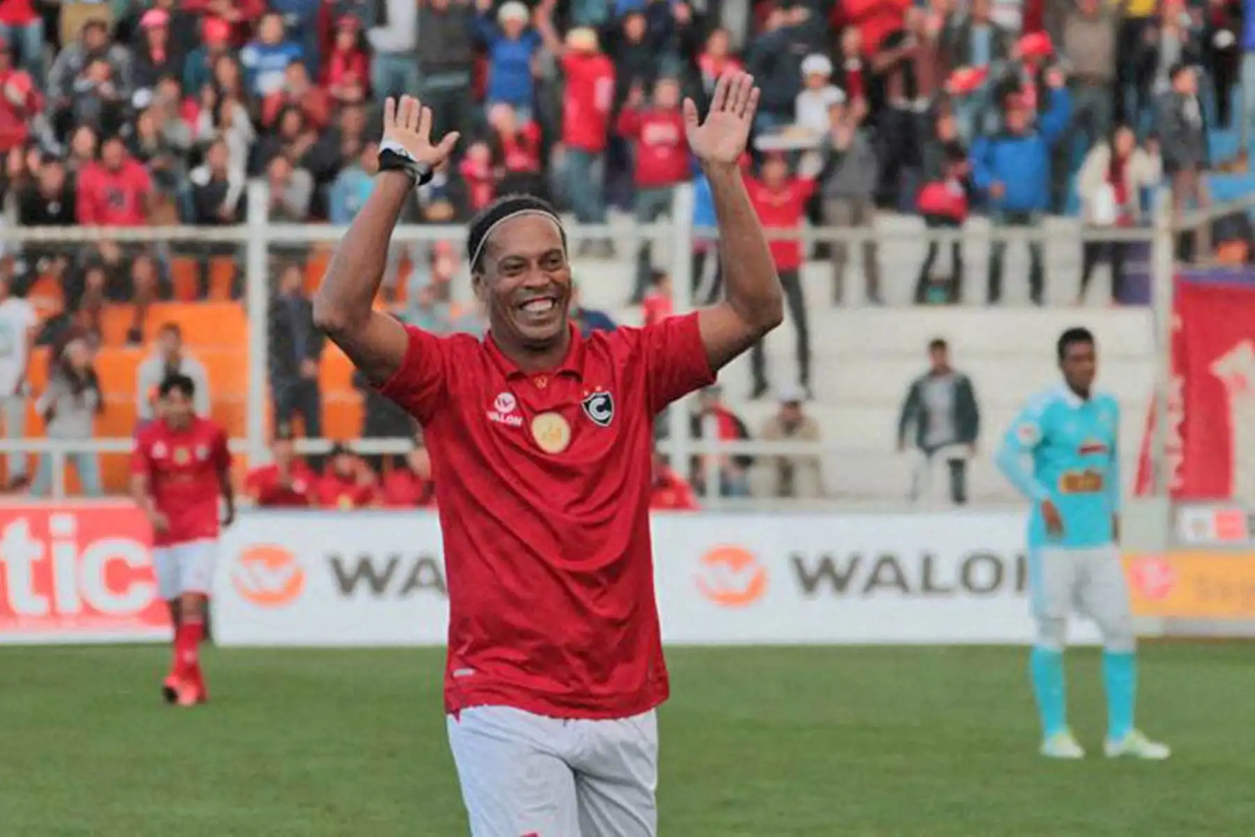 El brasileño Ronaldinho participa en un partido amistoso en Cuzco, el 26 de junio de 2016, jugando para el equipo local Cienciano contra el equipo Sporting Cristal. Ronaldinho, de 36 años, disputó su último partido oficial el 26 de septiembre de 2015 con el Fluminense de Brasil. Foto: AFP