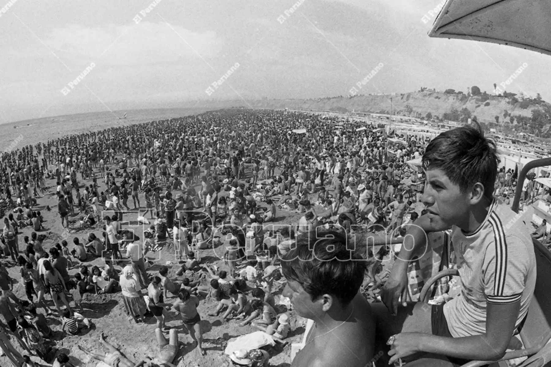 Lima - 15 enero 1978 / Bañistas disfrutan del sol y el mar en la playa Agua Dulce de Chorrillos. Foto: Archivo Histórico de El Peruano / Rolando Ángeles