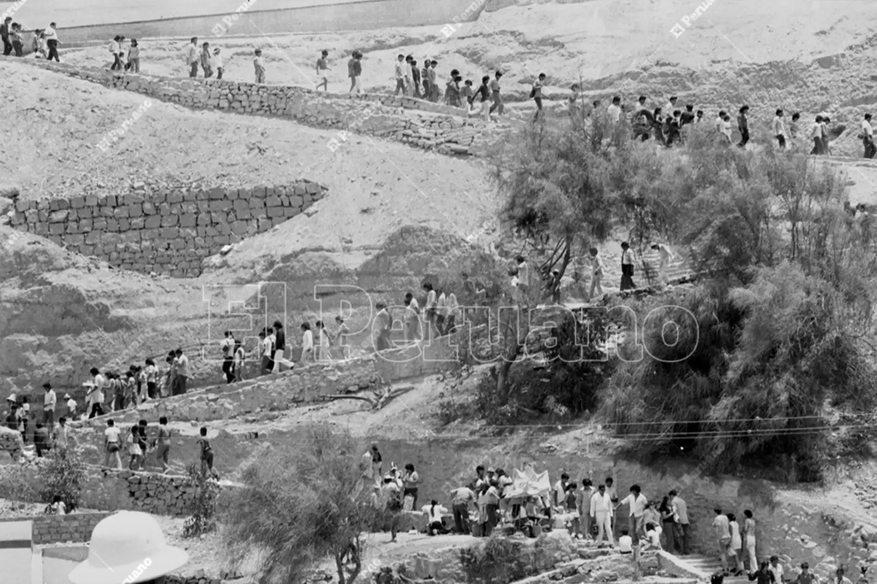 Lima - 15 enero 1975 / Bajada a la playa Agua Dulce de Chorrillos, una de las más concurridas en Costa Verde. Foto: Archivo Histórico de El Peruano / Carlos Domínguez