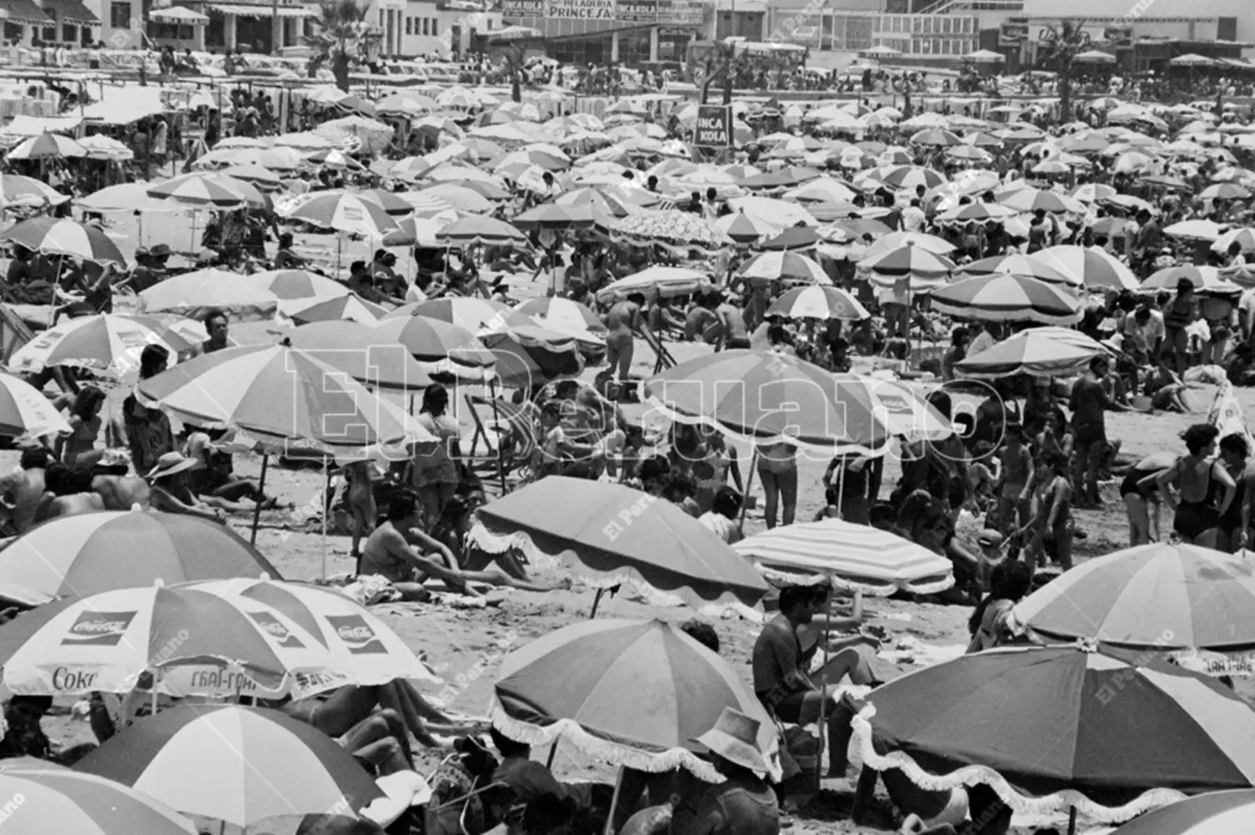 Lima - 13 febrero 1983 / Playa La Herradura cubierta de sombrillas. Veraneantes disfrutan del sol y del mar en Chorrillos. Foto: Archivo Histórico de El Peruano / José Risco