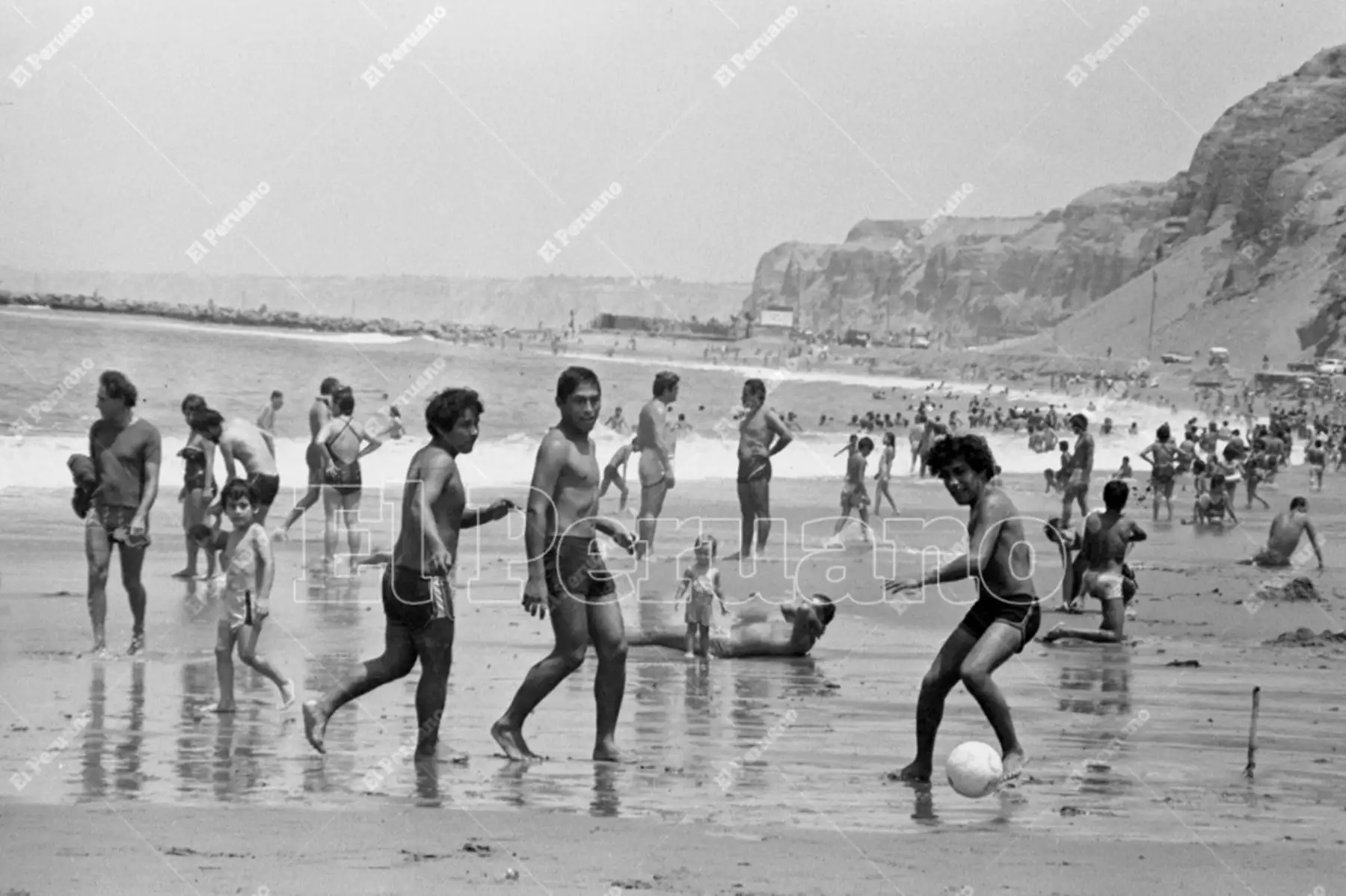 Lima - 13 febrero 1983 / Veraneantes disfrutan del sol y del mar en la playa La Herradura de Chorrillos. Foto: Archivo Histórico de El Peruano / José Risco