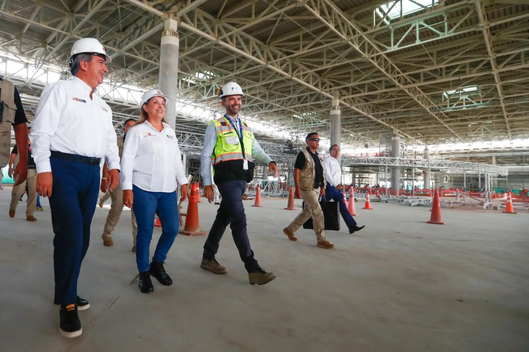 La presidenta de la República, Dina Boluarte Zegarra, inspecciona los avances en la implementación de la segunda pista de aterrizaje del aeropuerto Internacional Jorge Chávez. Foto: ANDINA/Daniel Bracamonte
