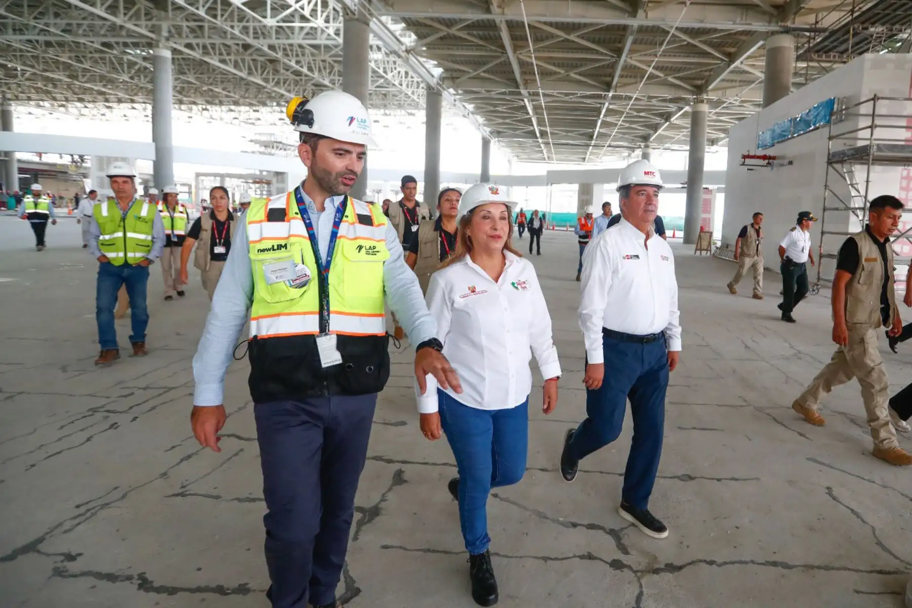La presidenta de la República, Dina Boluarte Zegarra, inspecciona los avances en la implementación de la segunda pista de aterrizaje del aeropuerto Internacional Jorge Chávez. Foto: ANDINA/Daniel Bracamonte