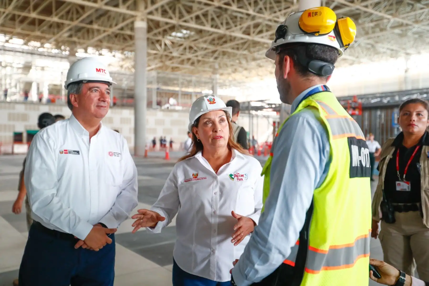 La presidenta de la República, Dina Boluarte Zegarra, inspecciona los avances en la implementación de la segunda pista de aterrizaje del aeropuerto Internacional Jorge Chávez. Foto: ANDINA/Daniel Bracamonte
