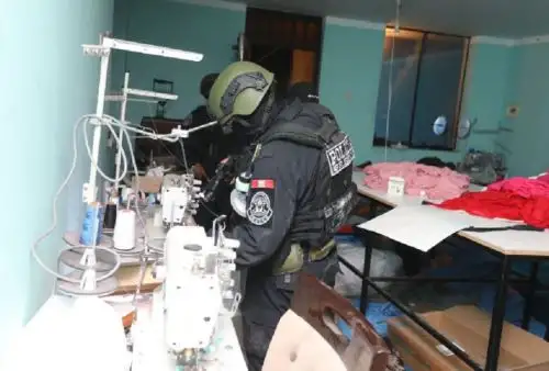 Unidades especializadas de la Policía Nacional del Perú ejecutan desde esta madrugada un operativo de allanamiento e incautación en tres inmuebles vinculados a la organización criminal los Pulpos, ubicados entre las calles Cahuide y Olaya, en el sector Cruz Verde, distrito de El Porvenir, provincia de Trujillo, región La Libertad.