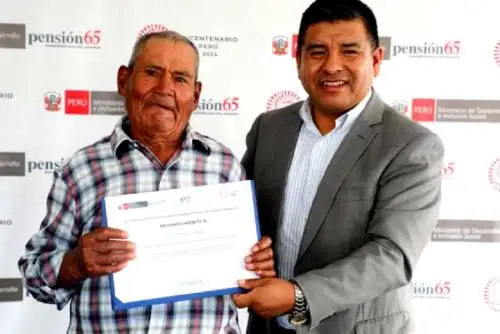 Pensión 65 reconoce a maestro ceramista ayacuchano Víctor Sánchez Cárdenas.