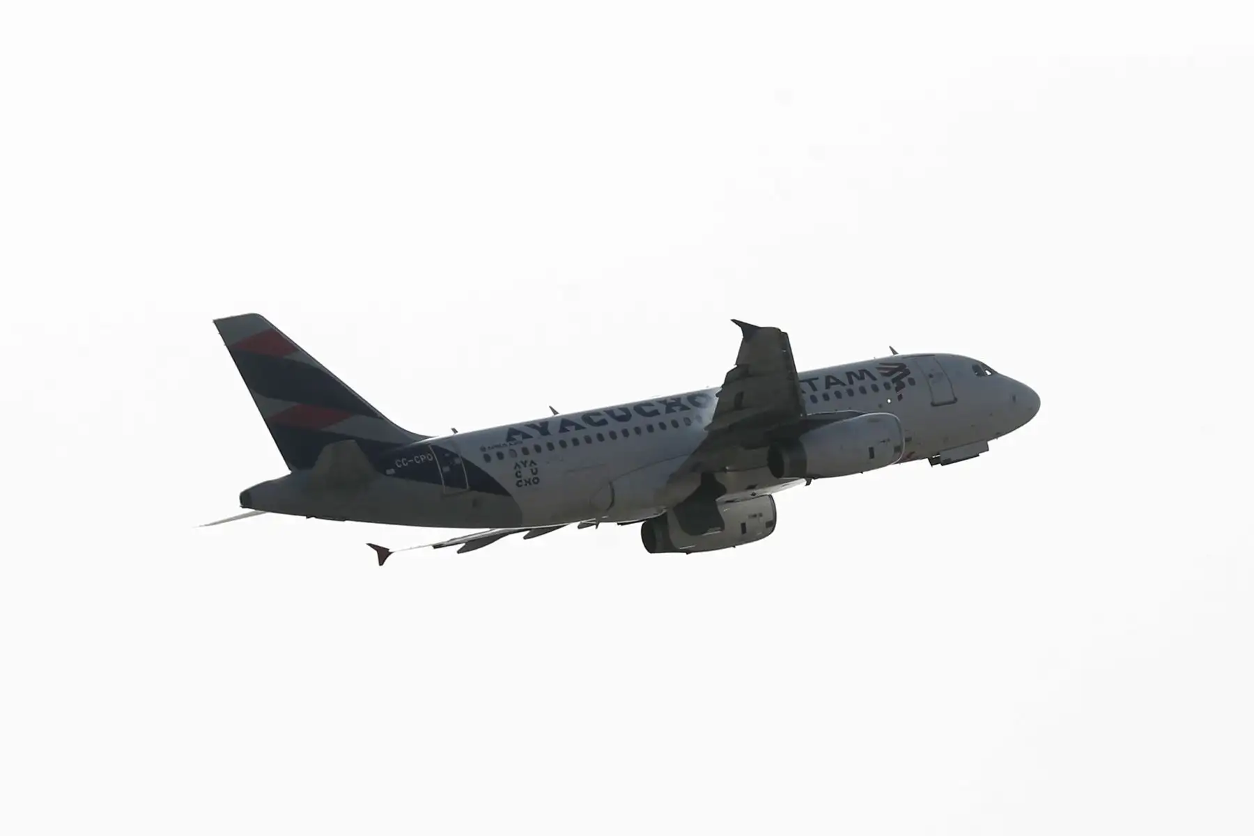 Avión despegando desde el Aeropuerto Internacional Jorge Chávez. Foto: ANDINA/Daniel Bracamonte.