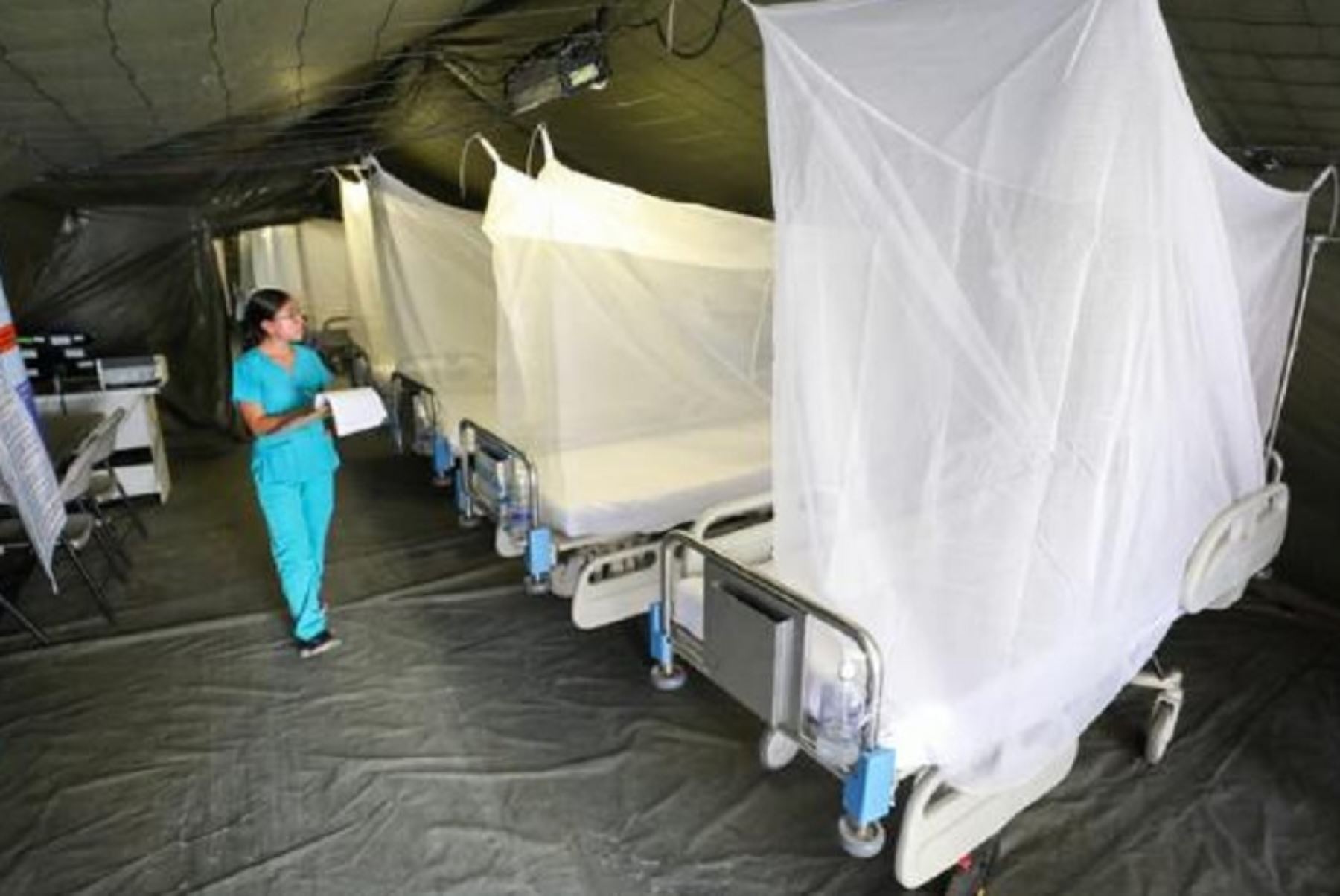 El Ministerio de Salud sostuvo que la atención que se brinda en los servicios de salud de Piura por el dengue no ha sido desbordada. El Hospital Santa Rosa, uno de los principales establecimientos que afronta esta emergencia, cuenta con camas disponibles en las carpas hospitalarias enviadas por el Minsa.