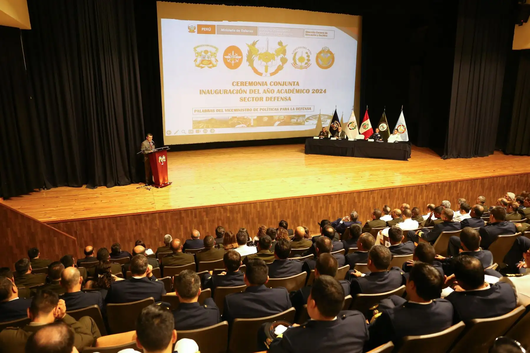 Un total de 157 instituciones educativas de los niveles básico regular, técnico productivo, superior pregrado y superior posgrado, pertenecientes al sector Defensa, iniciaron hoy el año académico 2024, con un más de 54 000 estudiantes, a nivel nacional. 
Foto: Mindef