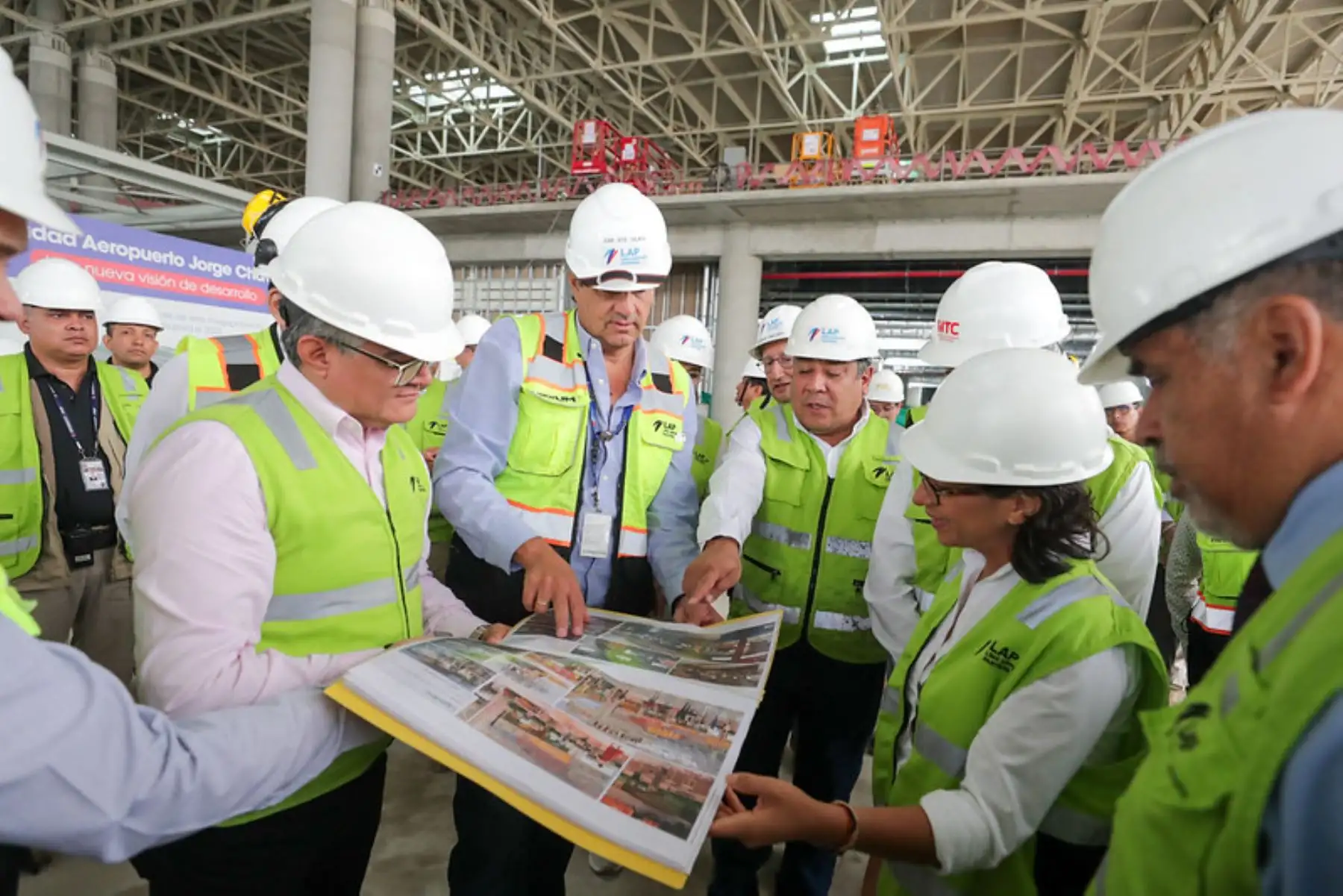 El jefe del gabinete señaló que la conclusión de estos trabajos permitirá la renovación del mencionado terminal aéreo, facilitando la llegada de inversiones y consolidando la imagen de eficiencia y modernidad del país. Foto: PCM