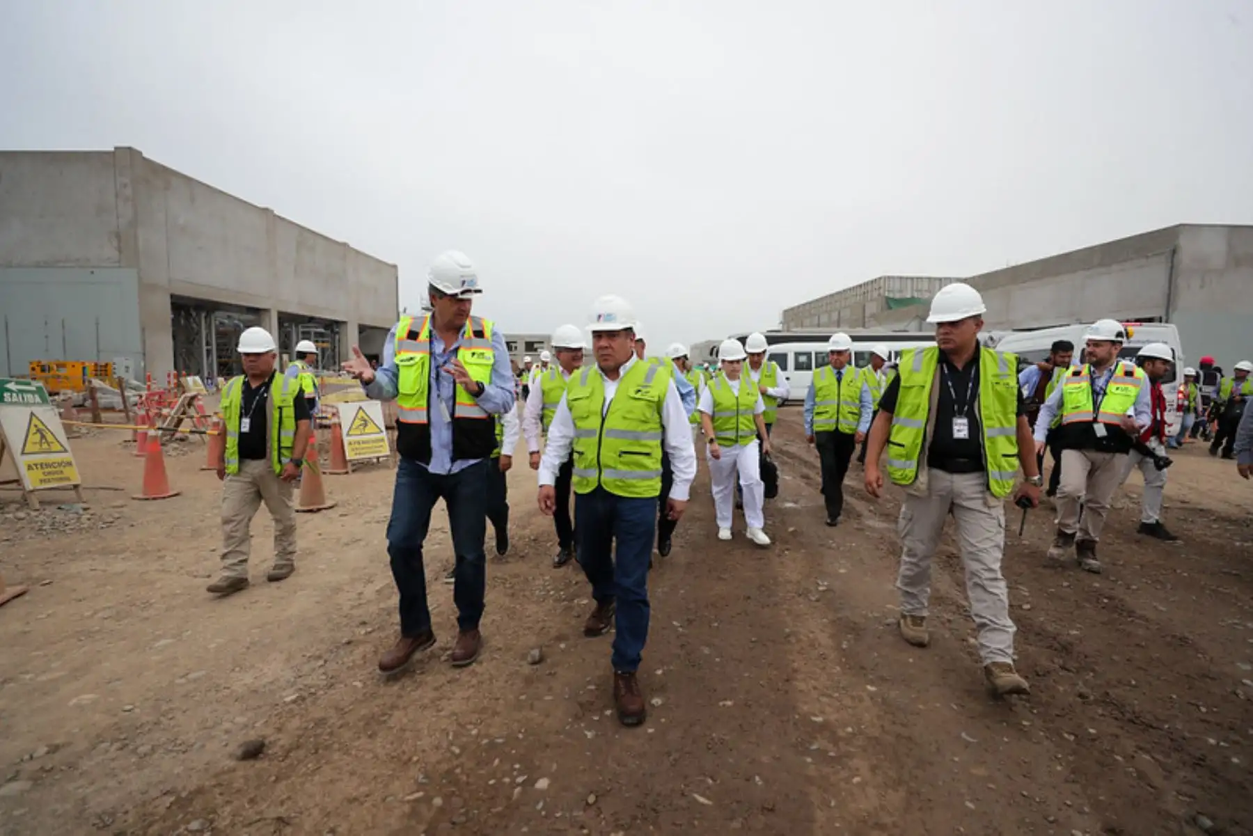 El jefe del gabinete señaló que la conclusión de estos trabajos permitirá la renovación del mencionado terminal aéreo, facilitando la llegada de inversiones y consolidando la imagen de eficiencia y modernidad del país. Foto: PCM