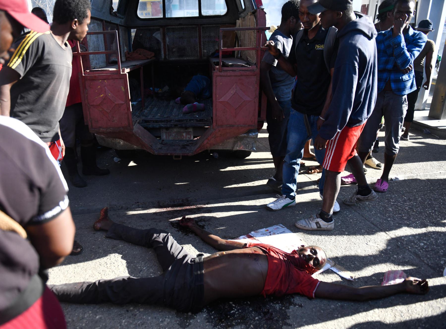 Hallan doce cuerpos calcinados en la capital haitiana tras una noche de enfrentamientos.