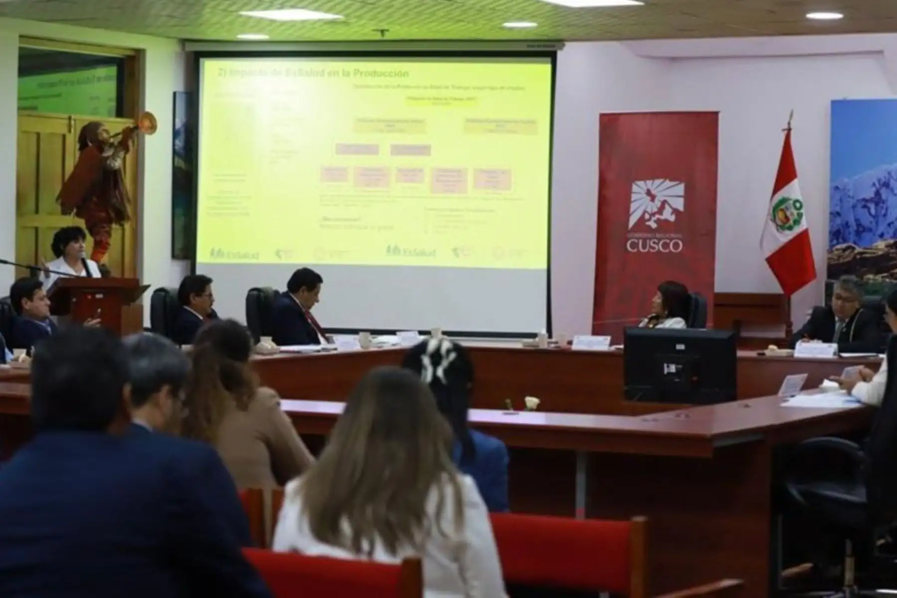 La presidenta ejecutiva de EsSalud, María Elena Aguilar Del Águila, llegó a la región Cusco para participar en la primera sesión extraordinaria de la Asamblea General de la Asociación Nacional de Gobernadores Regionales, donde la Red Asistencial de la región cuenta con 18 establecimientos de salud, y tiene más de 440,000 asegurados.