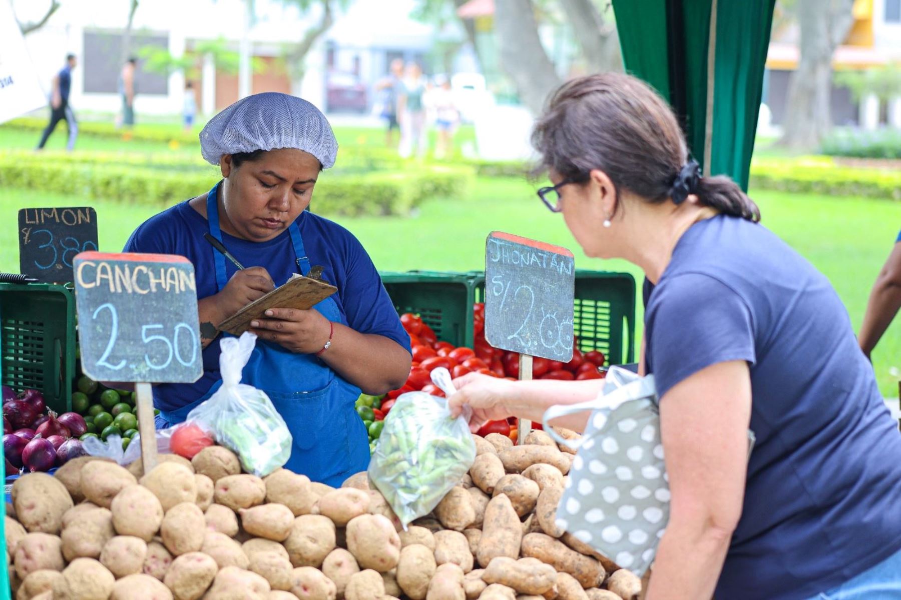 Municipalidad de Surco y Centrum PUCP lanzan programa “Mercados Competitivos de Surco”  para empoderar a comerciantes. Foto: Difusión