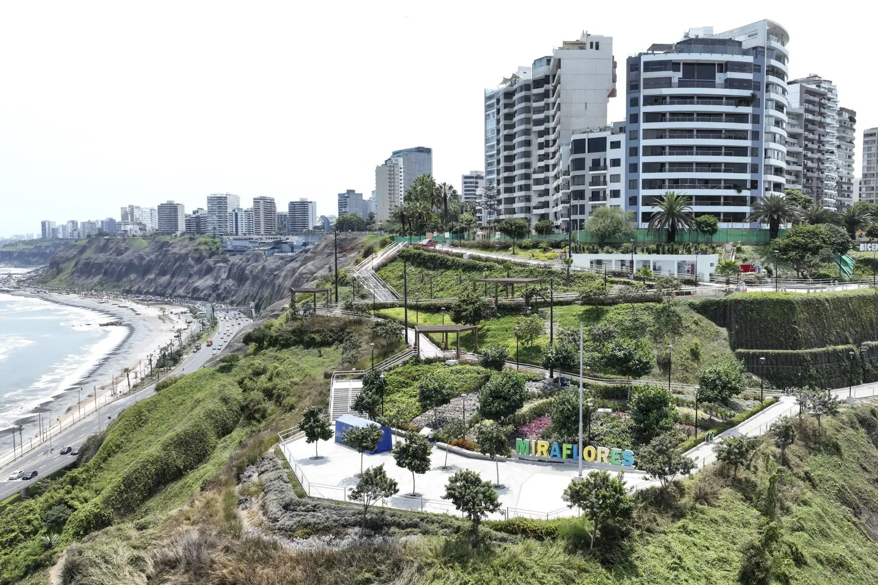 El Parque Bicentenario de Miraflores, considerado como la nueva postal y pulmón verde de la ciudad de Lima, ha sido nominado al Ciclo 5 de la Bienal MCHAP (Premio Americano Mies Crown Hall), un reconocimiento mundial que destaca proyectos de arquitectura y paisajismo en América. Foto: ANDINA/Jhonel Rodríguez Robles