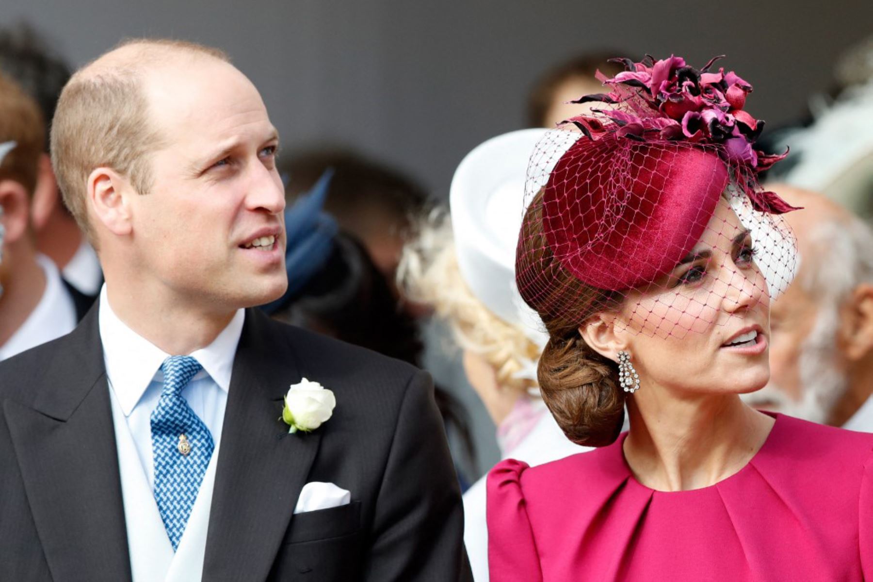 El príncipe Guillermo de Gran Bretaña, duque de Cambridge y la británica Catalina, duquesa de Cambridge, salen después de asistir a la boda de la princesa británica Eugenia de York con Jack Brooksbank en la Capilla de San Jorge, en el Castillo de Windsor. Foto: AFP