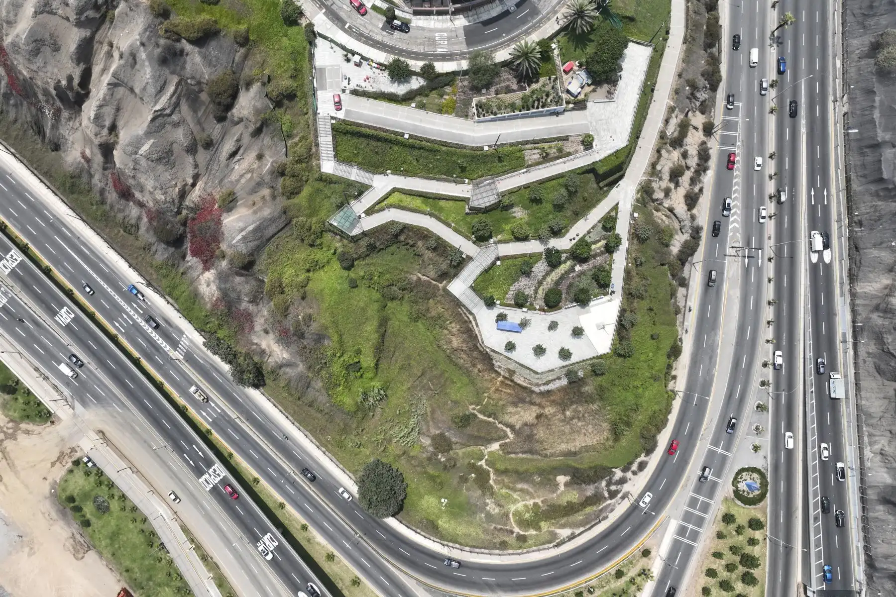 El Parque Bicentenario de Miraflores, considerado como la nueva postal y pulmón verde de la ciudad de Lima, ha sido nominado al Ciclo 5 de la Bienal MCHAP (Premio Americano Mies Crown Hall), un reconocimiento mundial que destaca proyectos de arquitectura y paisajismo en América. Foto: ANDINA/Jhonel Rodríguez Robles