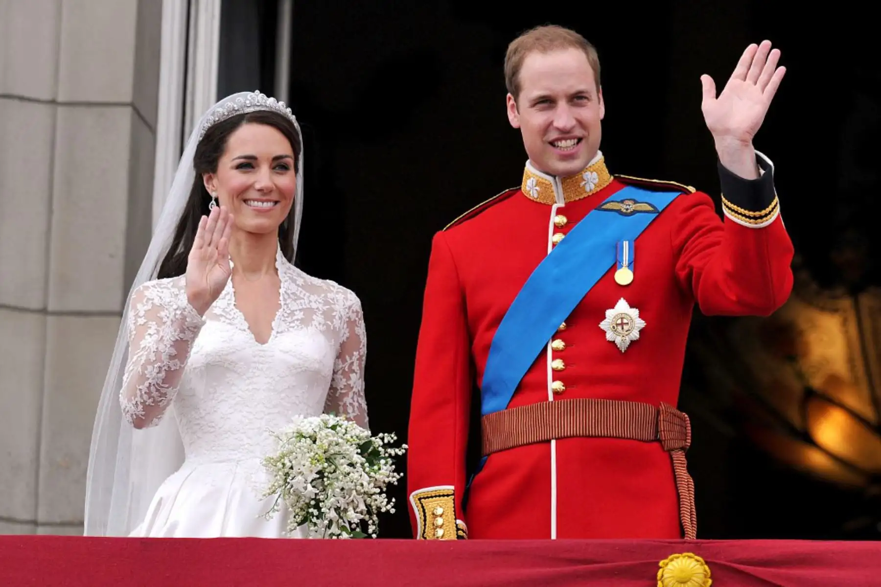 El príncipe Guillermo y su esposa Kate Middleton, duquesa de Cambridge, saludan en el balcón del Palacio de Buckingham en Londres, tras su boda el 29 de abril de 2011. Foto: AFP