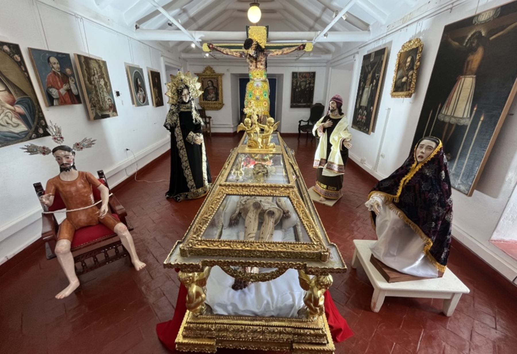 La venerada imagen del Señor del Santo Sepulcro ya está expedita para la tradicional procesión de Viernes Santo, en el centro histórico de la ciudad del Cusco, luego de los trabajos de restauración al que fue sometido por evidenciar deterioro.