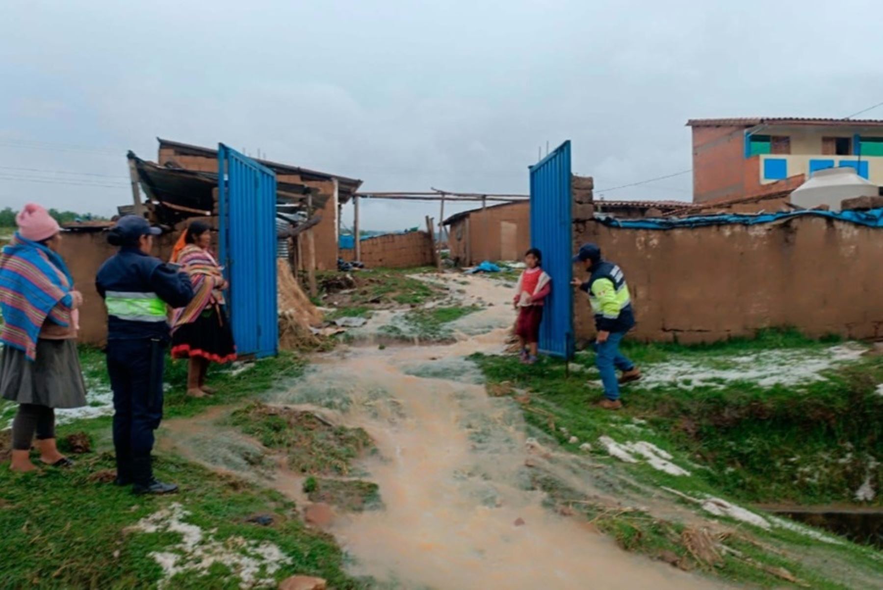 Al menos 40 familias de las comunidades campesinas de Ccatccapampa y Querora, del distrito de Ccatcca, provincia de Quispicanchi, resultaron damnificadas, tras un intensa granizada y lluvia, informó el Centro de Operaciones de Emergencia Local