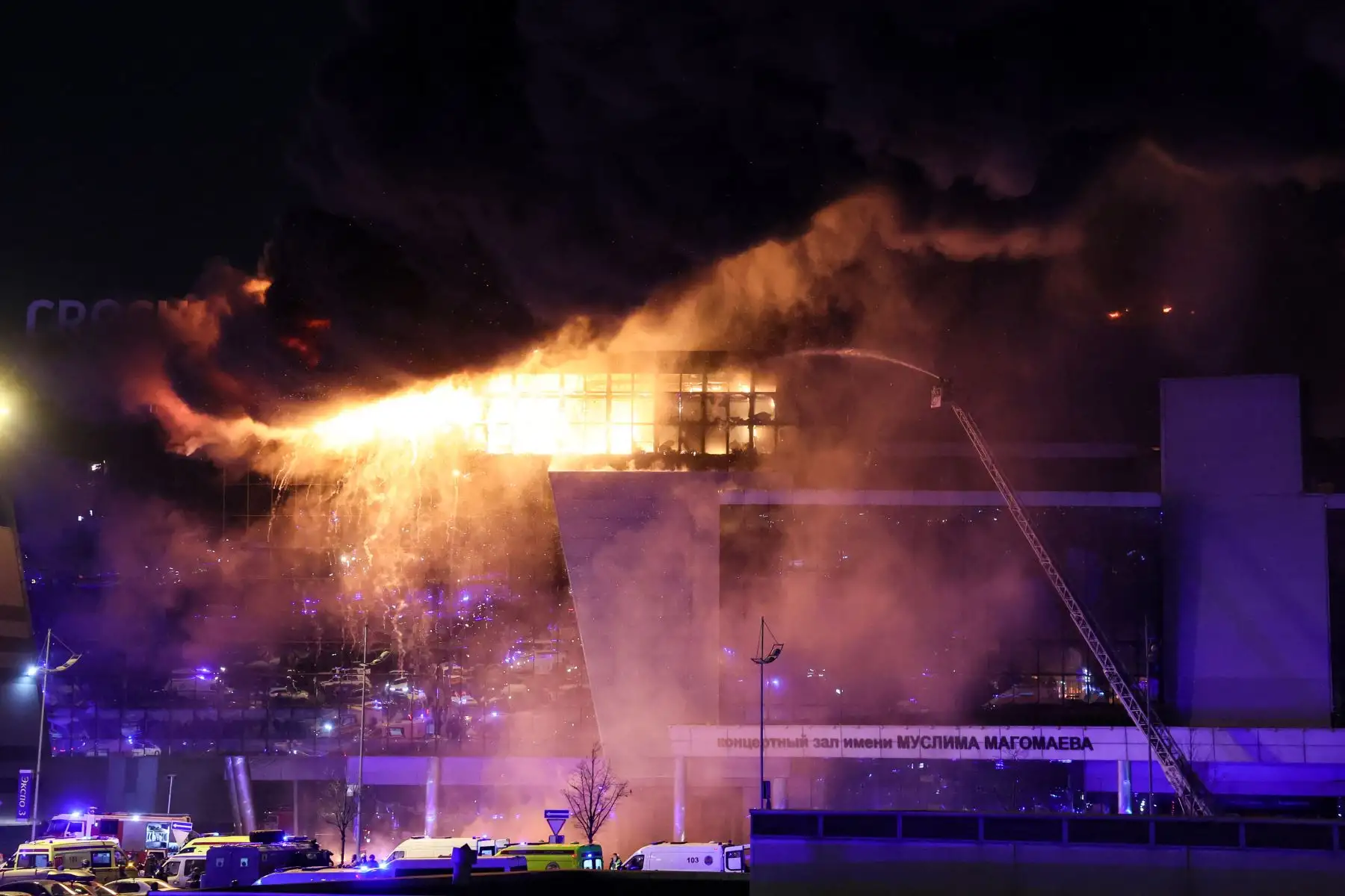 Sala de conciertos Crocus City Hall en llamas tras el tiroteo en Krasnogorsk, en las afueras de Moscú, en Rusia, el 22 de marzo de 2024. Foto: AFP