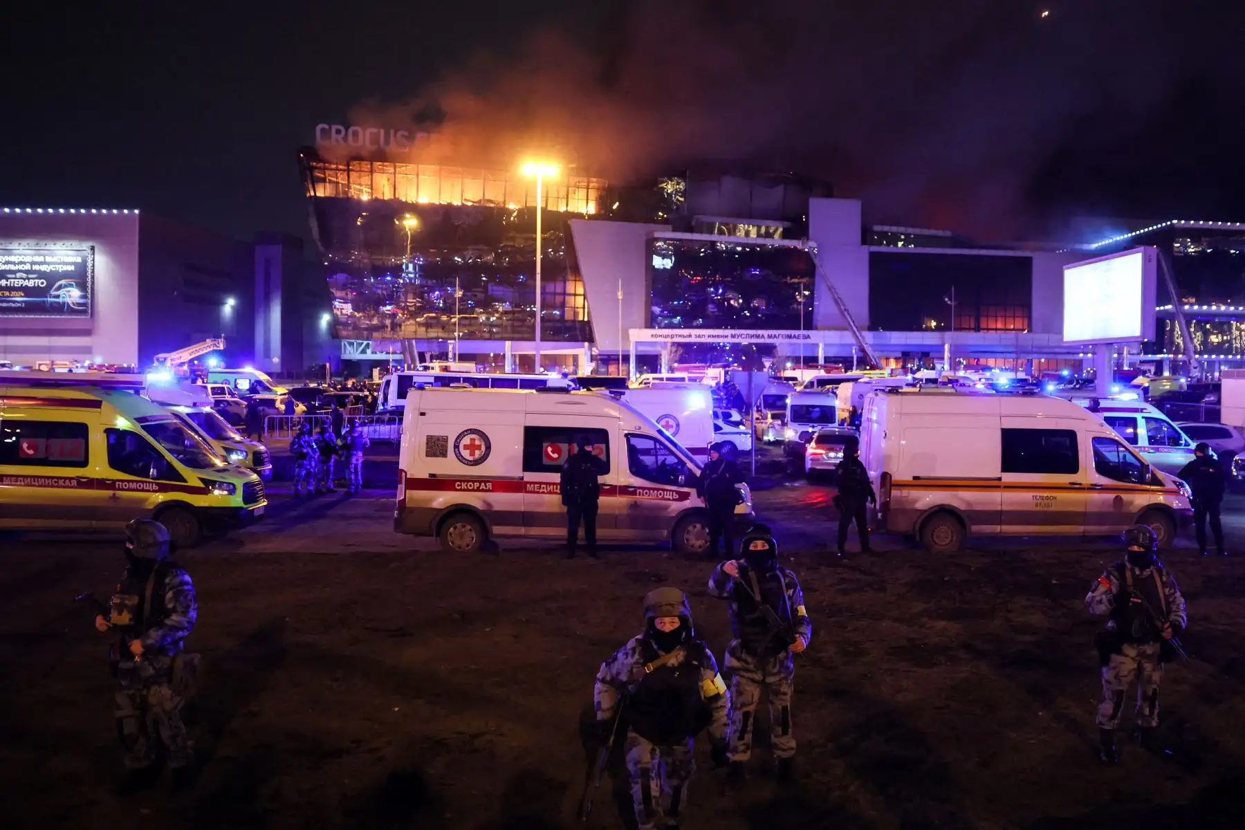 Agentes del orden desplegados fuera de la sala de conciertos Crocus City Hall en llamas tras el incidente del tiroteo en Krasnogorsk, en las afueras de Moscú, en Rusia, el 22 de marzo de 2024. Foto: AFP