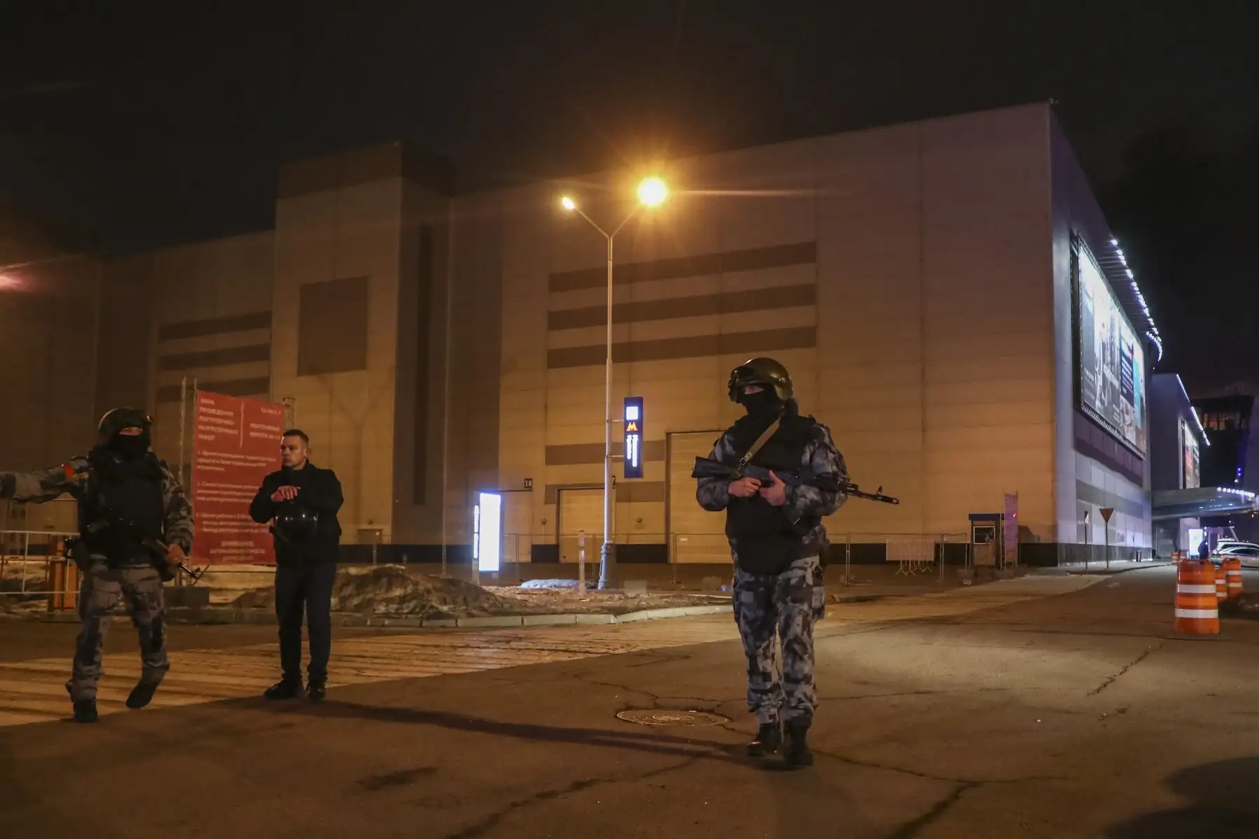 Agentes del orden desplegados fuera de la sala de conciertos Crocus City Hall en llamas tras el incidente del tiroteo en Krasnogorsk, en las afueras de Moscú, en Rusia, el 22 de marzo de 2024. Foto: EFE