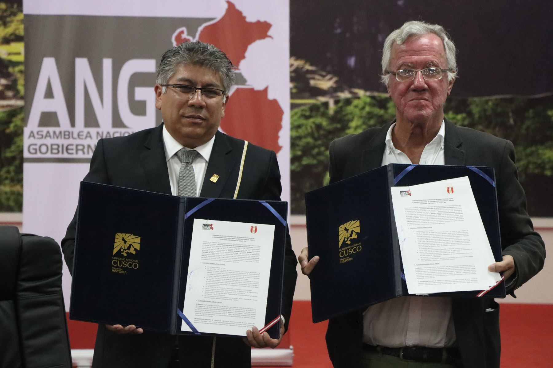 El presidente de la ANGR, Werner Salcedo, y el presidente de la Federación Peruana de Vóleibol, Gino Vegas, firmaron convenio. Foto: ANDINA/ANGR