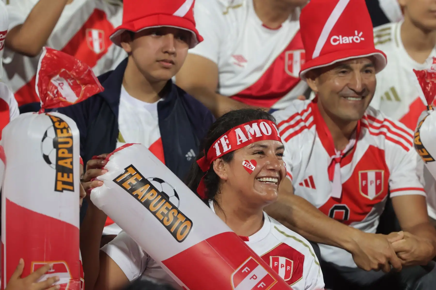 Hinchas peruanos asisten al estadio Alejandro Villanueva, en el distrito de La Victoria, para alentar a la selección peruana que esta noche se enfrenta a la escuadra de Nicaragua.
Foto: ANDINA/Andrés Valle