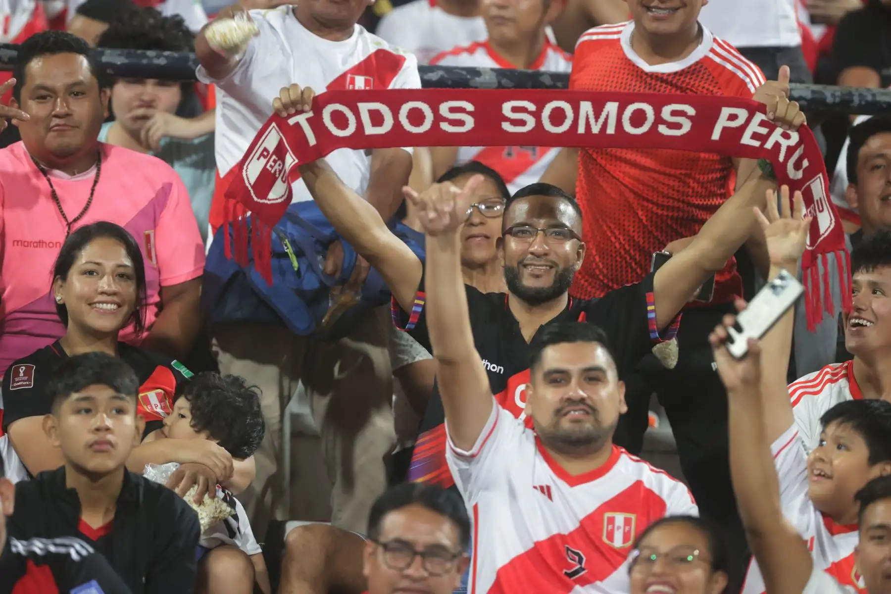 Hinchas peruanos asisten al estadio Alejandro Villanueva, en el distrito de La Victoria, para alentar a la selección peruana que esta noche se enfrenta a la escuadra de Nicaragua.
Foto: ANDINA/Andrés Valle