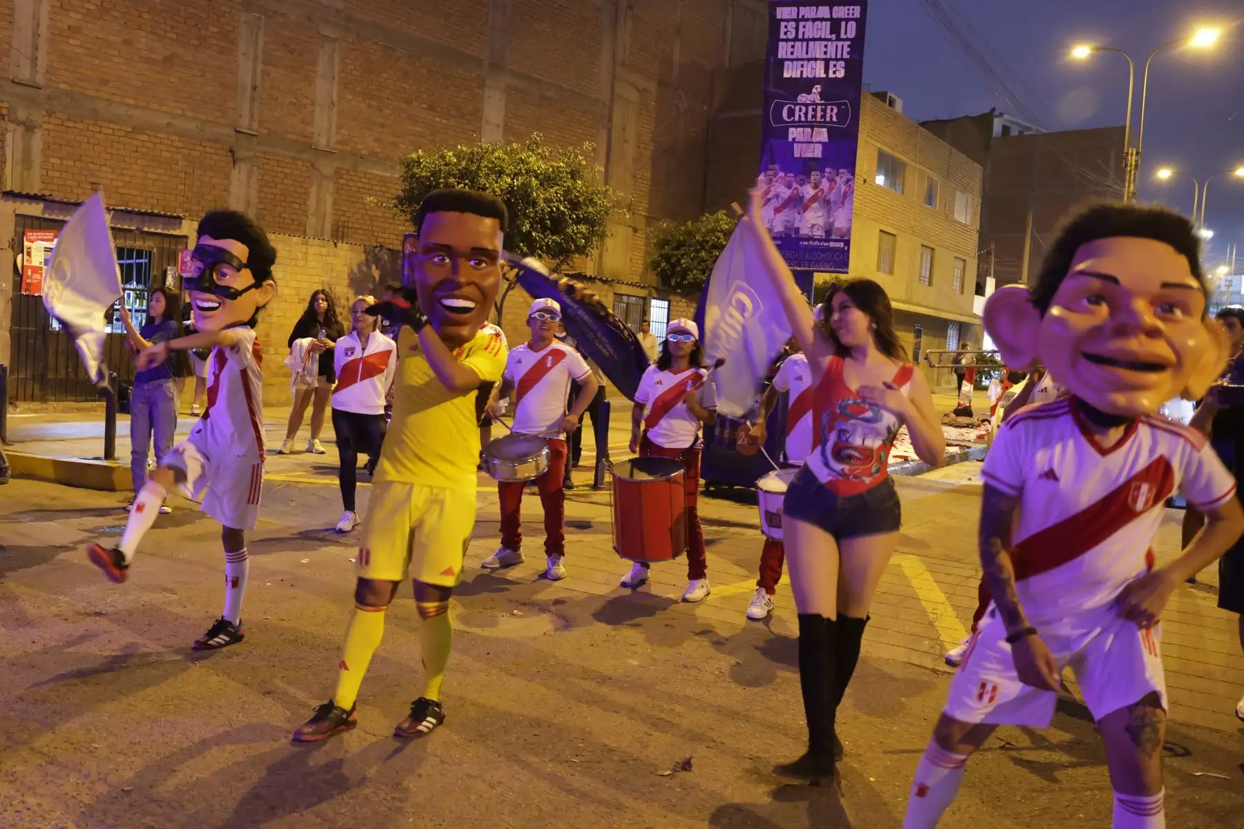 Hinchas peruanos asisten al estadio Alejandro Villanueva, en el distrito de La Victoria, para alentar a la selección peruana que esta noche se enfrenta a la escuadra de Nicaragua.
Foto: ANDINA/Andrés Valle