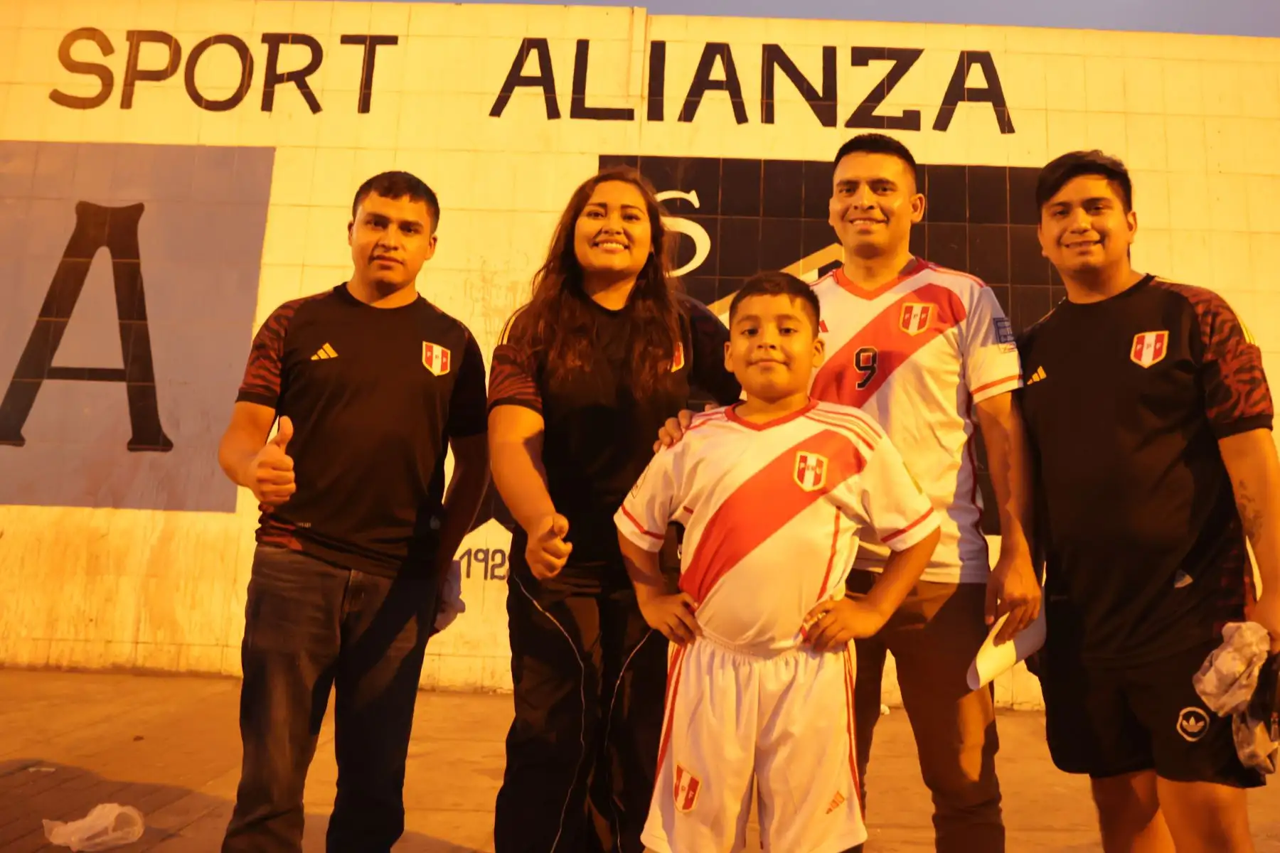 Hinchas peruanos asisten al estadio Alejandro Villanueva, en el distrito de La Victoria, para alentar a la selección peruana que esta noche se enfrenta a la escuadra de Nicaragua.
Foto: ANDINA/Andrés Valle