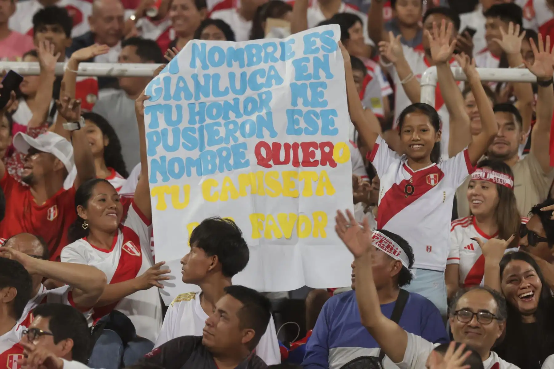 Hinchas peruanos asisten al estadio Alejandro Villanueva, en el distrito de La Victoria, para alentar a la selección peruana que esta noche se enfrenta a la escuadra de Nicaragua.
Foto: ANDINA/Andrés Valle