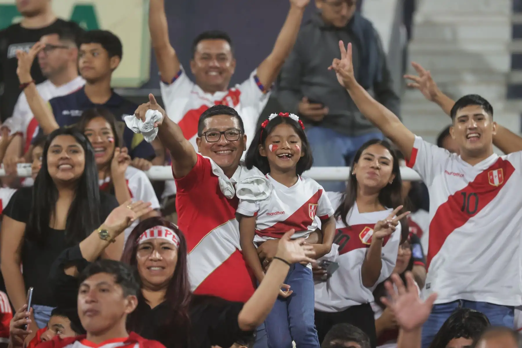 Hinchas peruanos asisten al estadio Alejandro Villanueva, en el distrito de La Victoria, para alentar a la selección peruana que esta noche se enfrenta a la escuadra de Nicaragua.
Foto: ANDINA/Andrés Valle